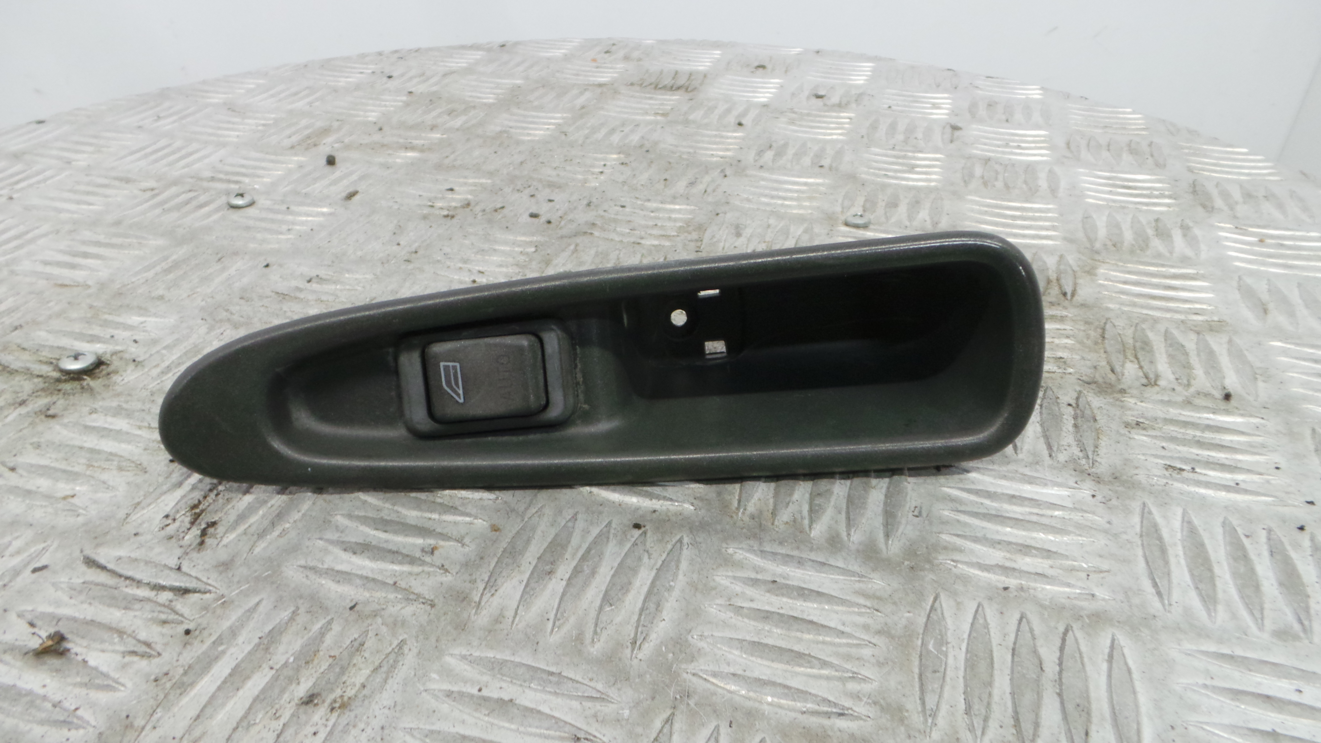 Interruptor / Comando Elevador Vidro Frente Esq  03458221 - VOLVO V40 Combi (645)-37077071 Interruptor / Comando Elevador Vidro Frente Esq  03458221 - VOLVO V40 Combi (645)-37077071