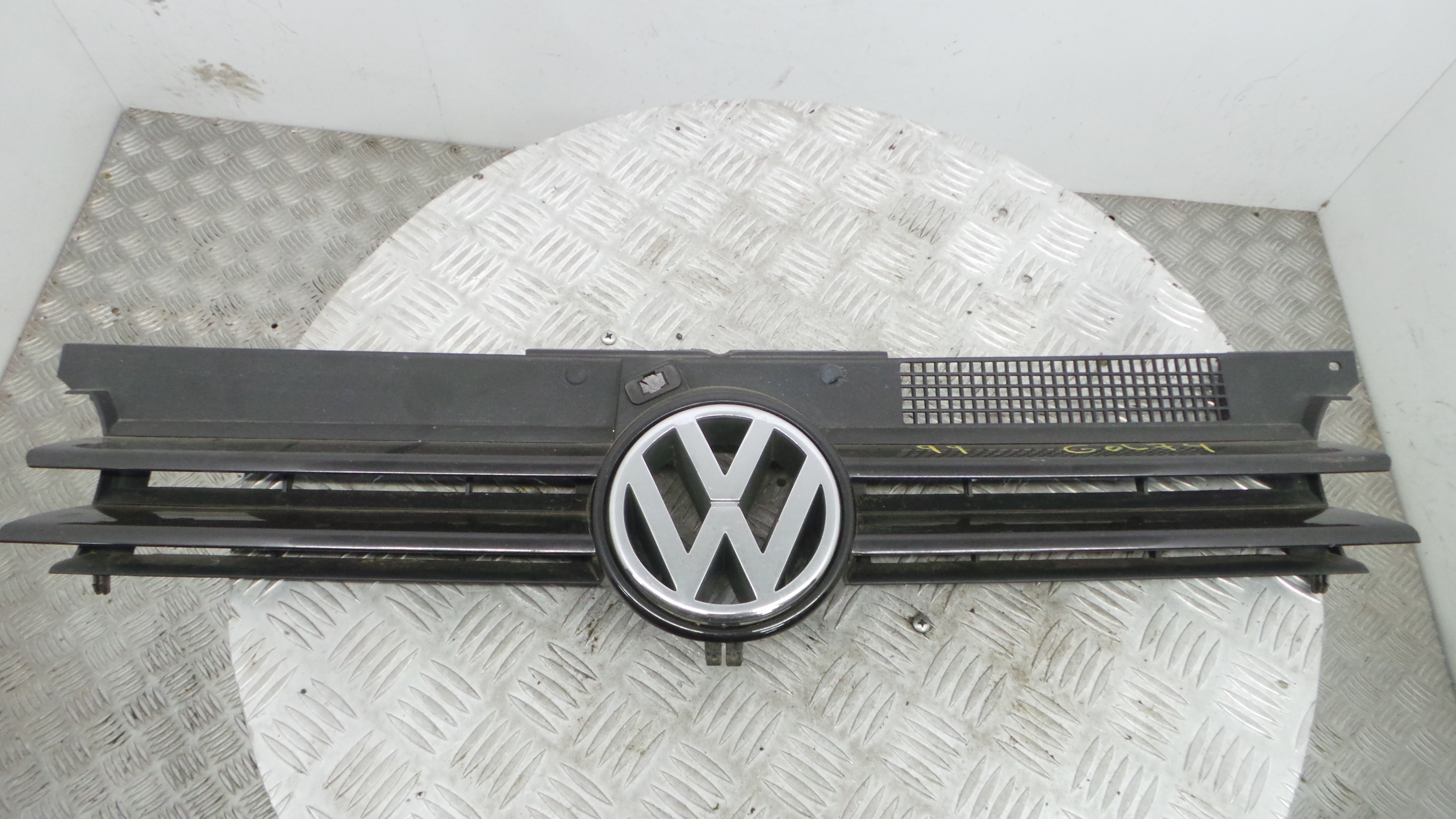 Grelha da Frente 1J0853655G - VW GOLF IV (1J1), GOLF Mk IV (1J1)-37080199
