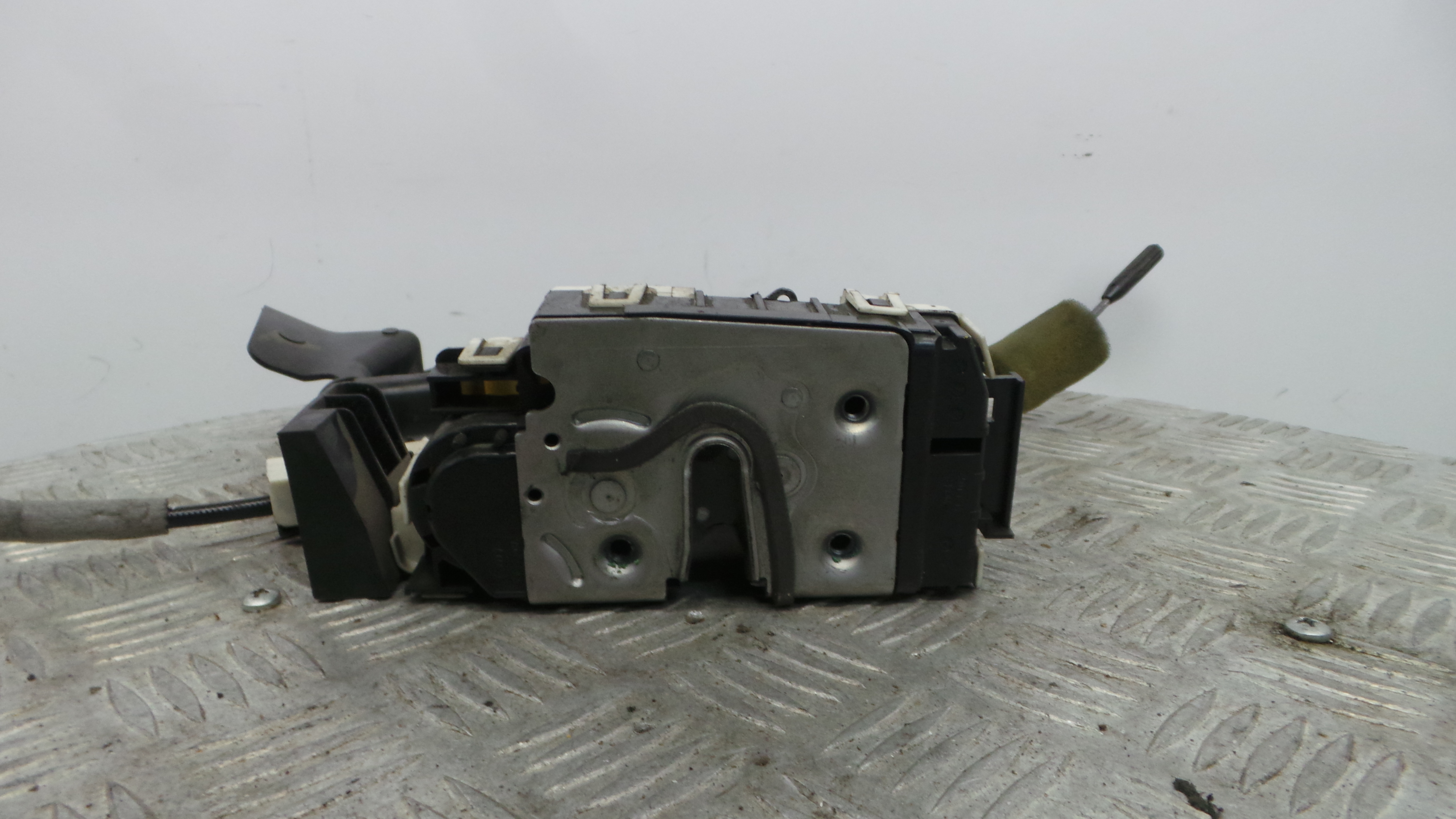 Fecho da Porta Frente Esq A2047202735 - MERCEDES-BENZ C-CLASS (W204)-37080454