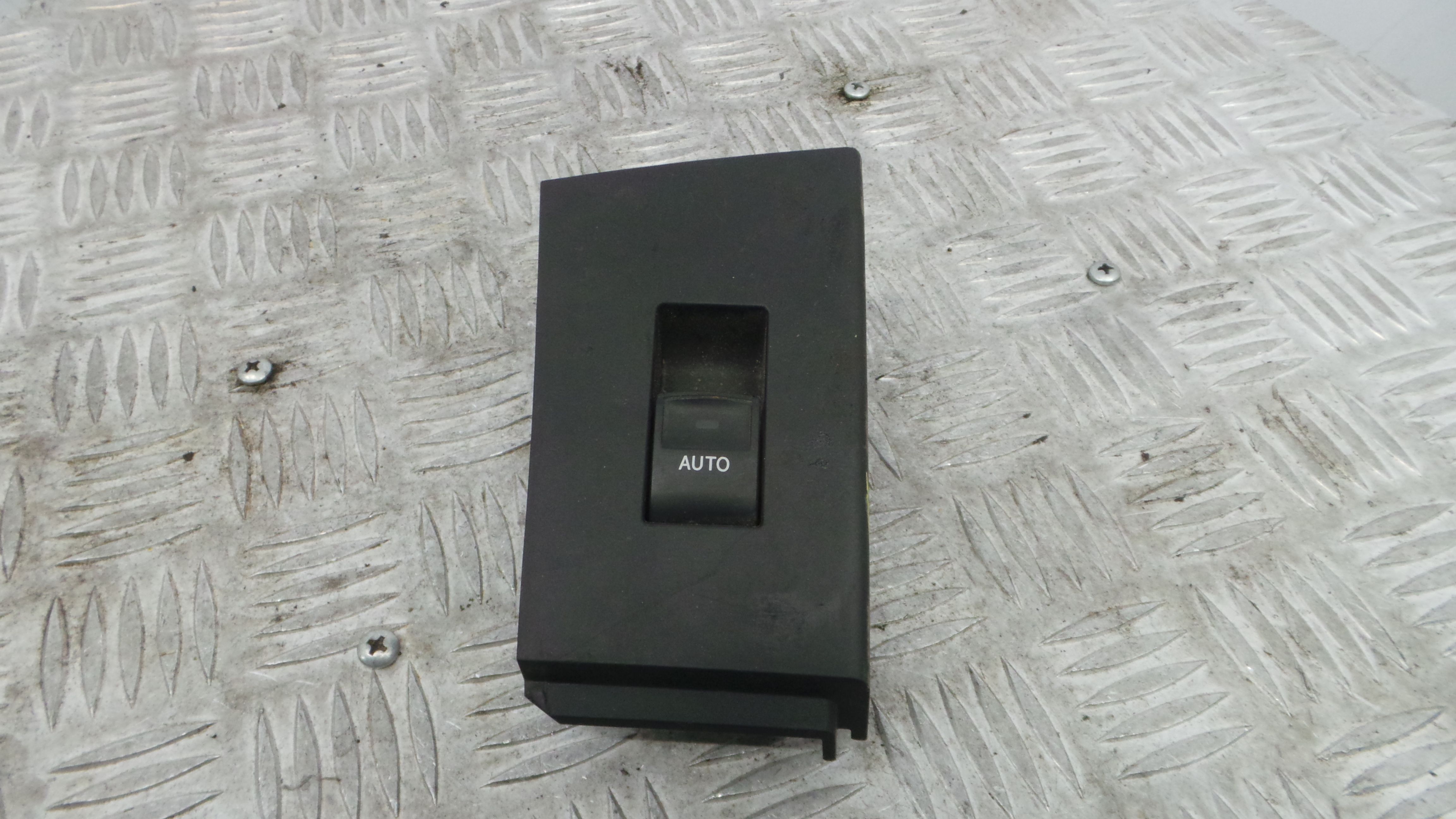 Interruptor / Comando Elevador Vidro Trás Esq 74272-02630 - TOYOTA AURIS Combi (_E18_)-37081236 Interruptor / Comando Elevador Vidro Trás Esq 74272-02630 - TOYOTA AURIS Combi (_E18_)-37081236
