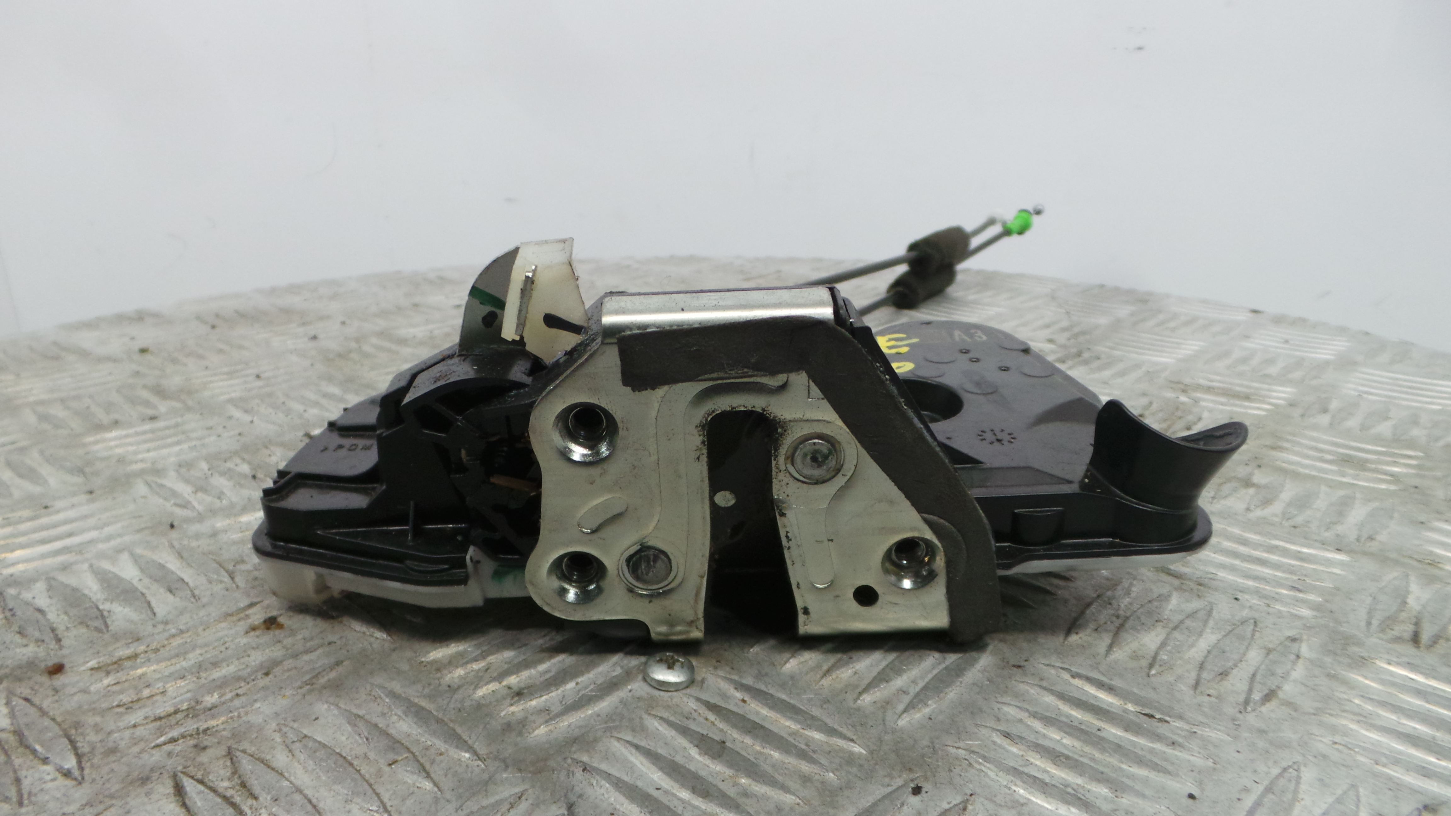 Fecho da Porta Frente Esq B000843080 - PEUGEOT 108-37081361 Fecho da Porta Frente Esq B000843080 - PEUGEOT 108-37081361