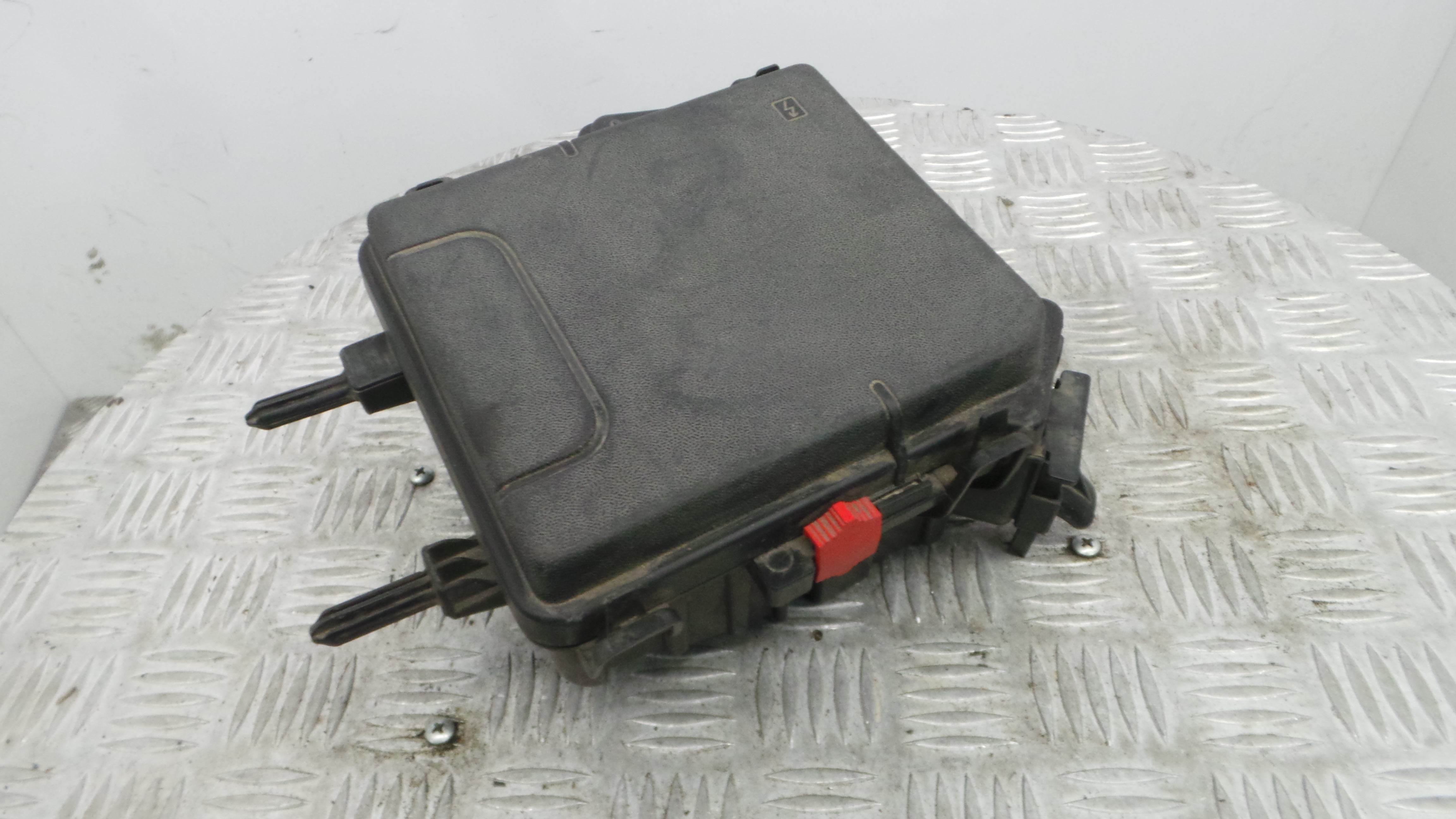 Caixa de Fusiveis 284B10002R - RENAULT MEGANE III Hatchback (BZ0/1_, B3_)-37100920 Caixa de Fusiveis 284B10002R - RENAULT MEGANE III Hatchback (BZ0/1_, B3_)-37100920