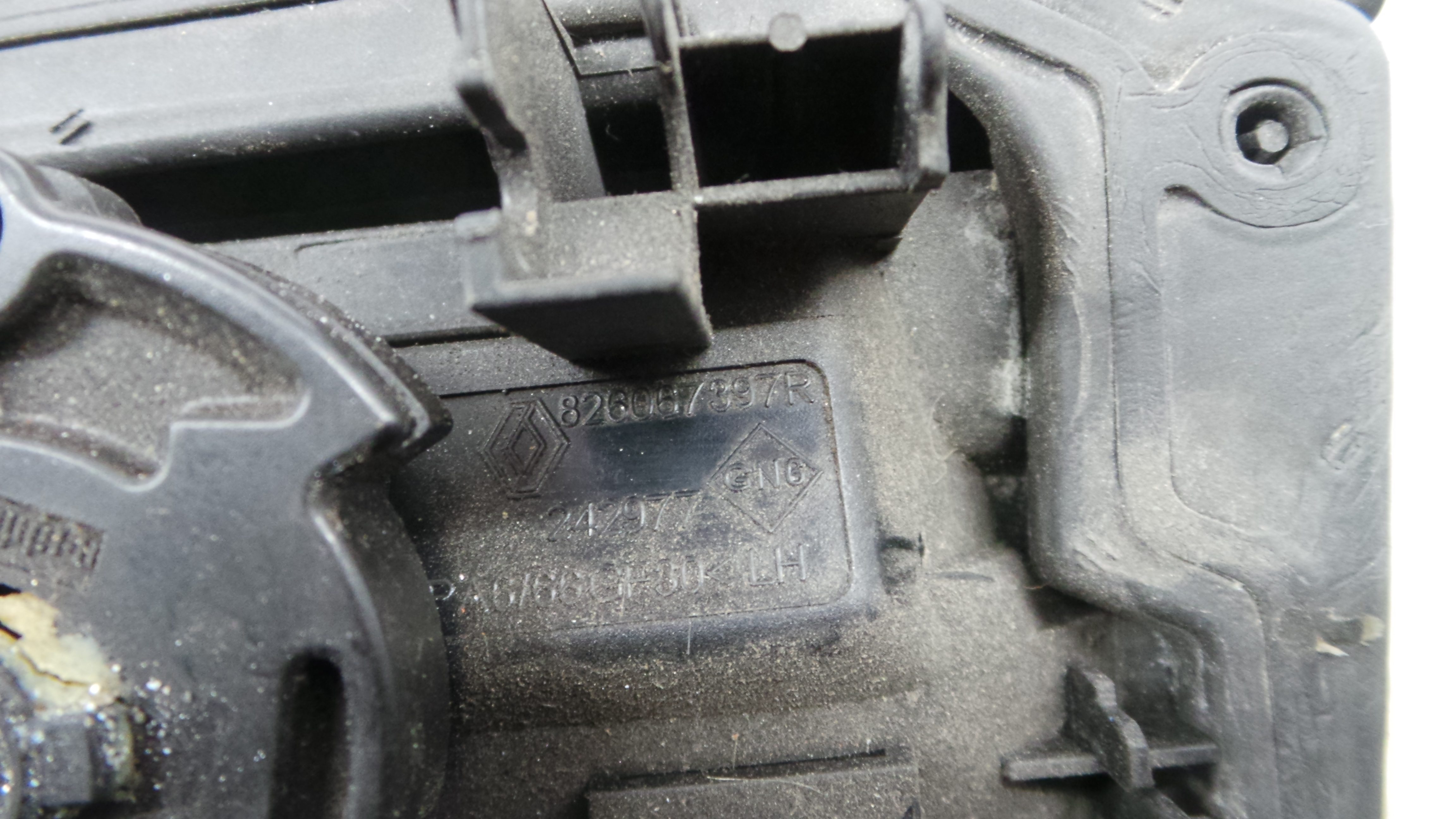 Puxador Exterior Trás esquerdo 826067397R - RENAULT TWINGO III (BCM_, BCA_)-37138934