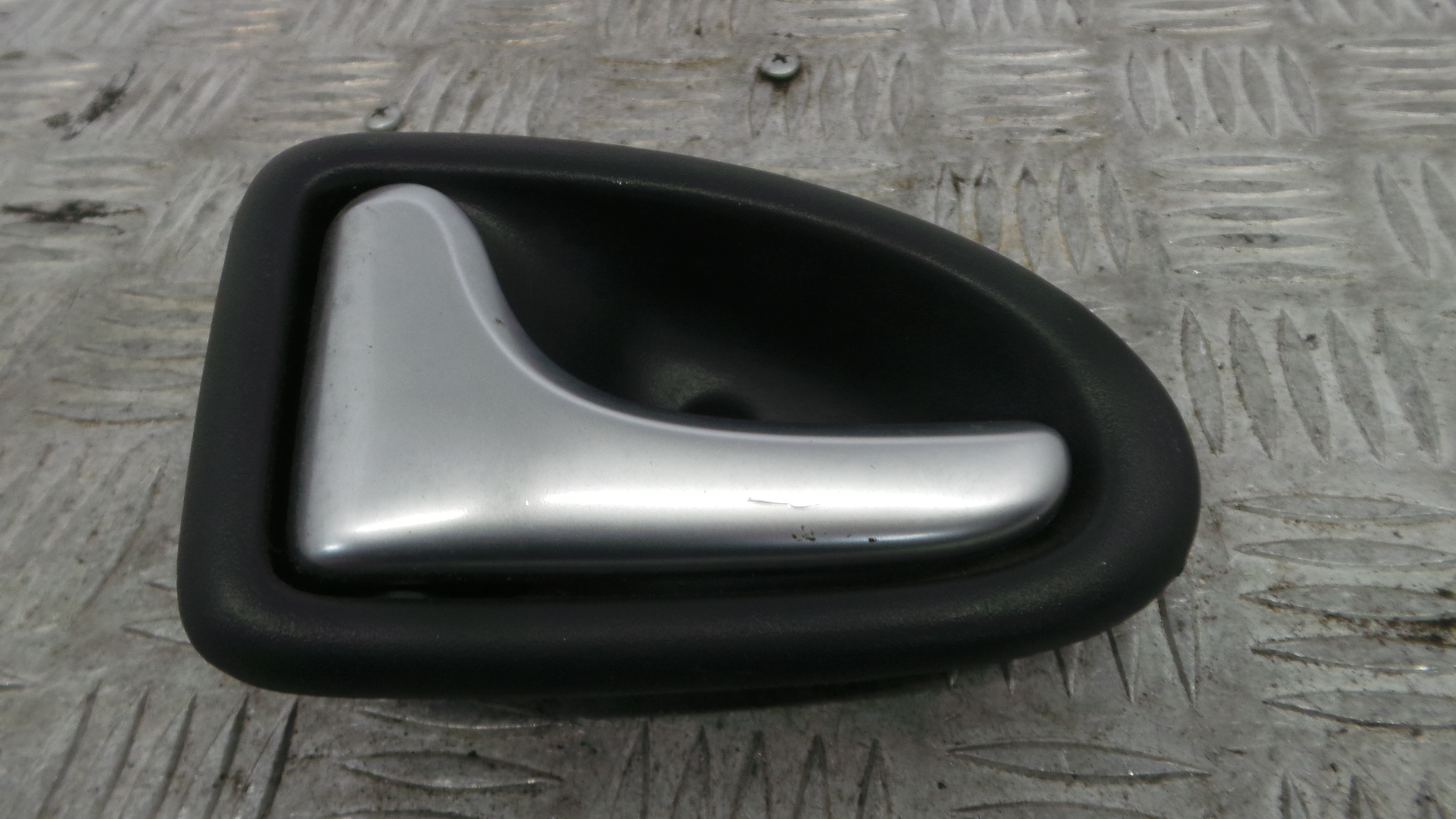 Puxador Interior Traseiro Esquerdo  7700423887 - RENAULT CLIO II (BB_, CB_), CLIO Mk II (BB_, CB_)-37139111