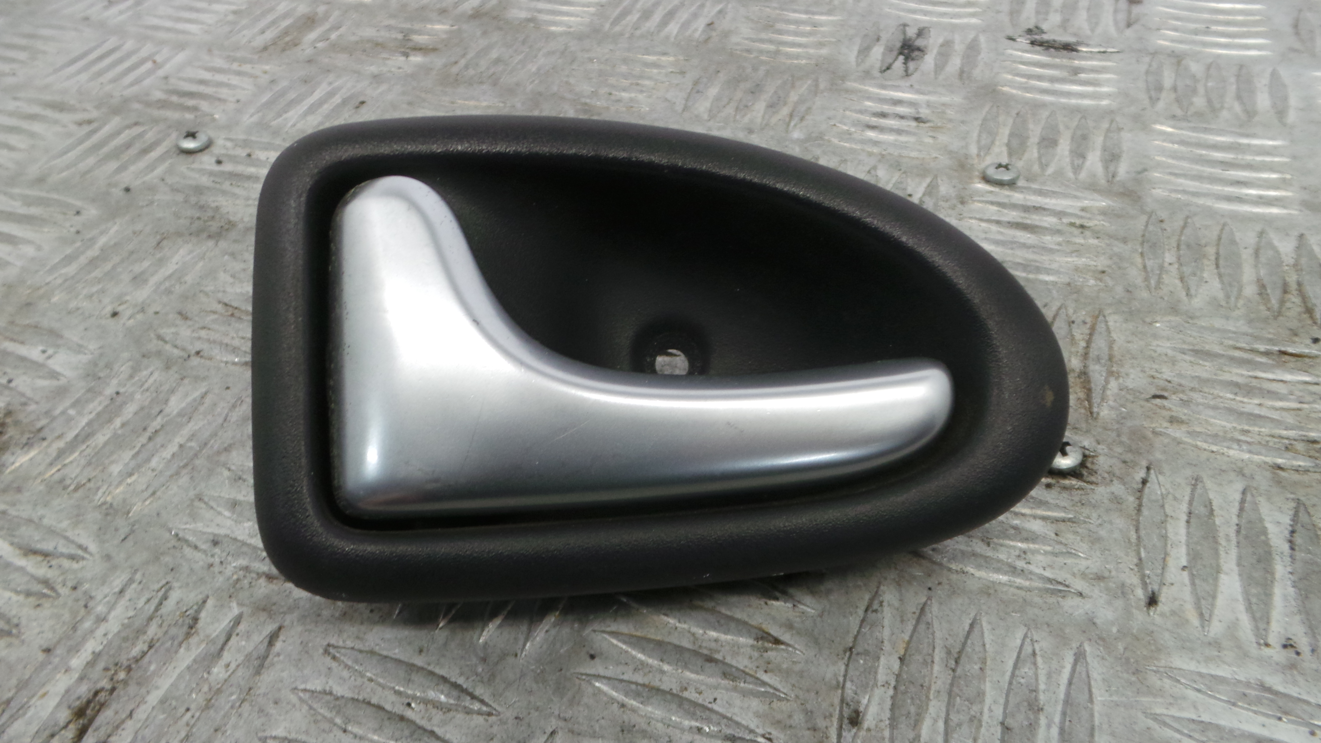 Puxador Interior Traseiro Esquerdo  7700423887 - RENAULT CLIO II (BB_, CB_), CLIO Mk II (BB_, CB_)-37139197 Puxador Interior Traseiro Esquerdo  7700423887 - RENAULT CLIO II (BB_, CB_), CLIO Mk II (BB_, CB_)-37139197