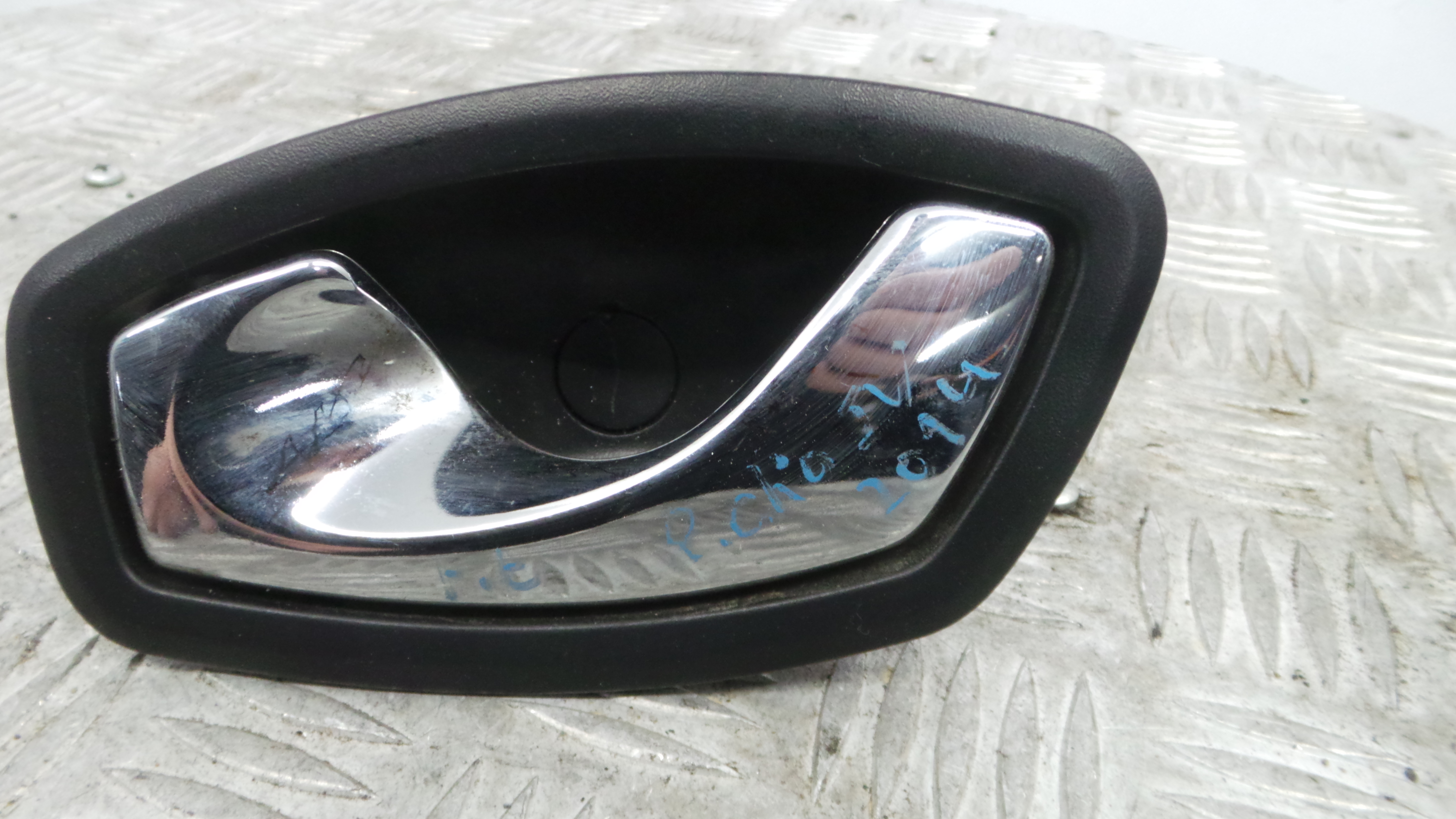 Puxador Interior Frente Esquerdo 826730001R - RENAULT CLIO IV (BH_)-37139215 Puxador Interior Frente Esquerdo 826730001R - RENAULT CLIO IV (BH_)-37139215