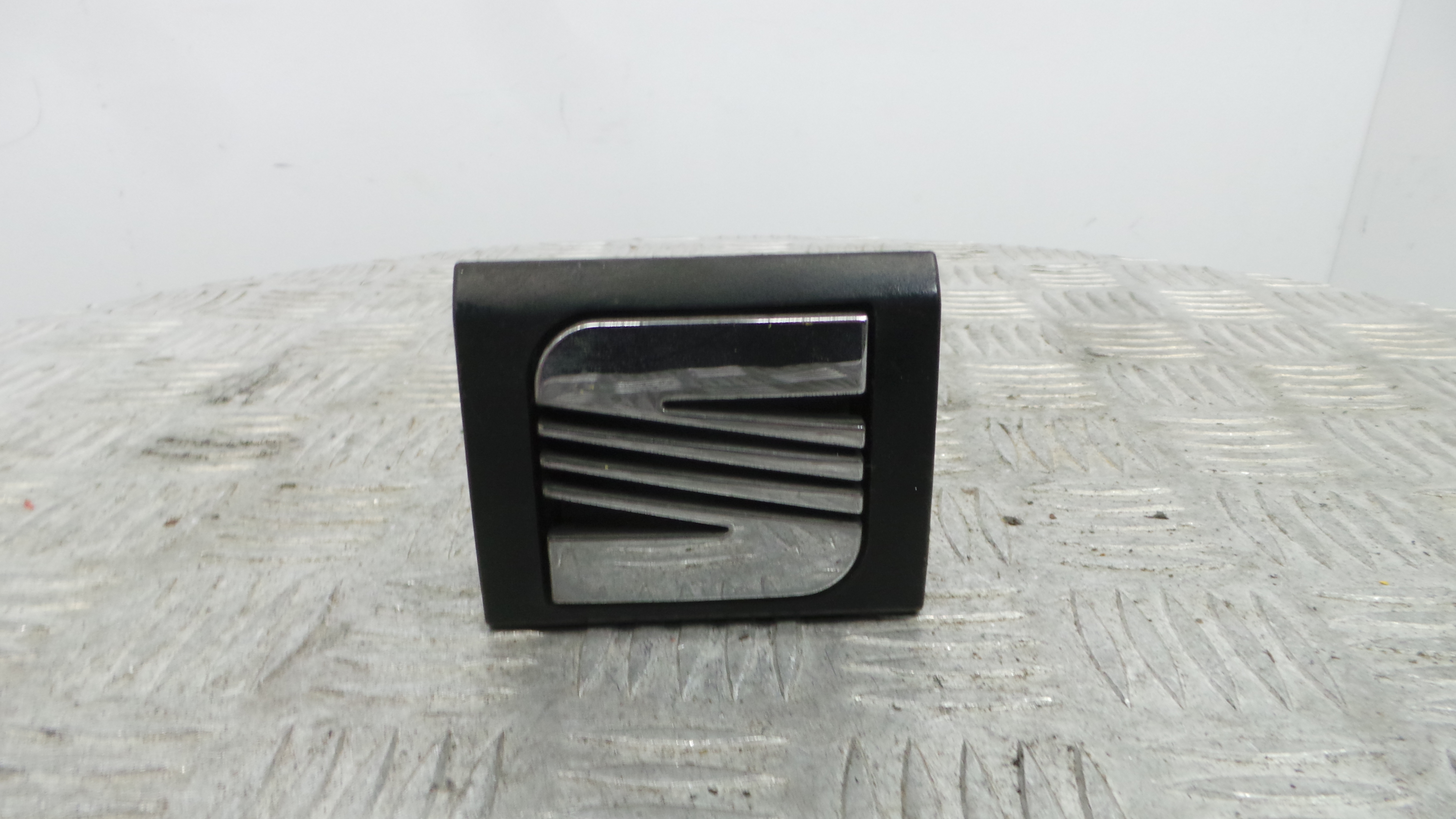 Emblema da Mala 6K6853601B - SEAT IBIZA II (6K1), IBIZA Mk II (6K1)-38061490