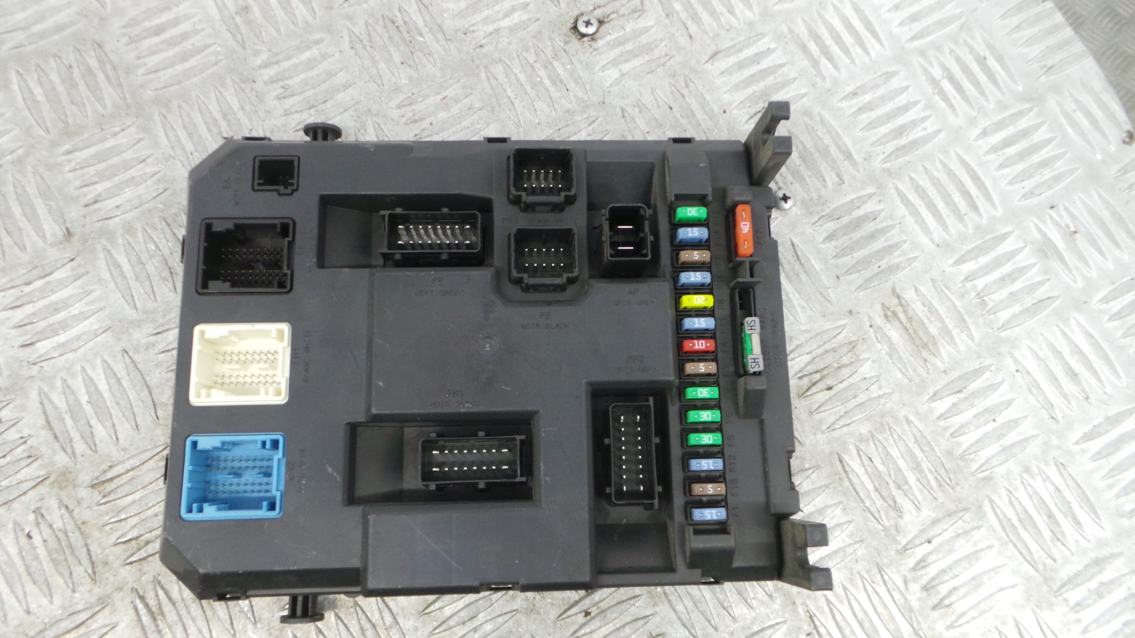 Caixa dos Fusíveis / BSI / UCH / SAM 9666952280 - CITROËN C3 II (SC_)-38061922