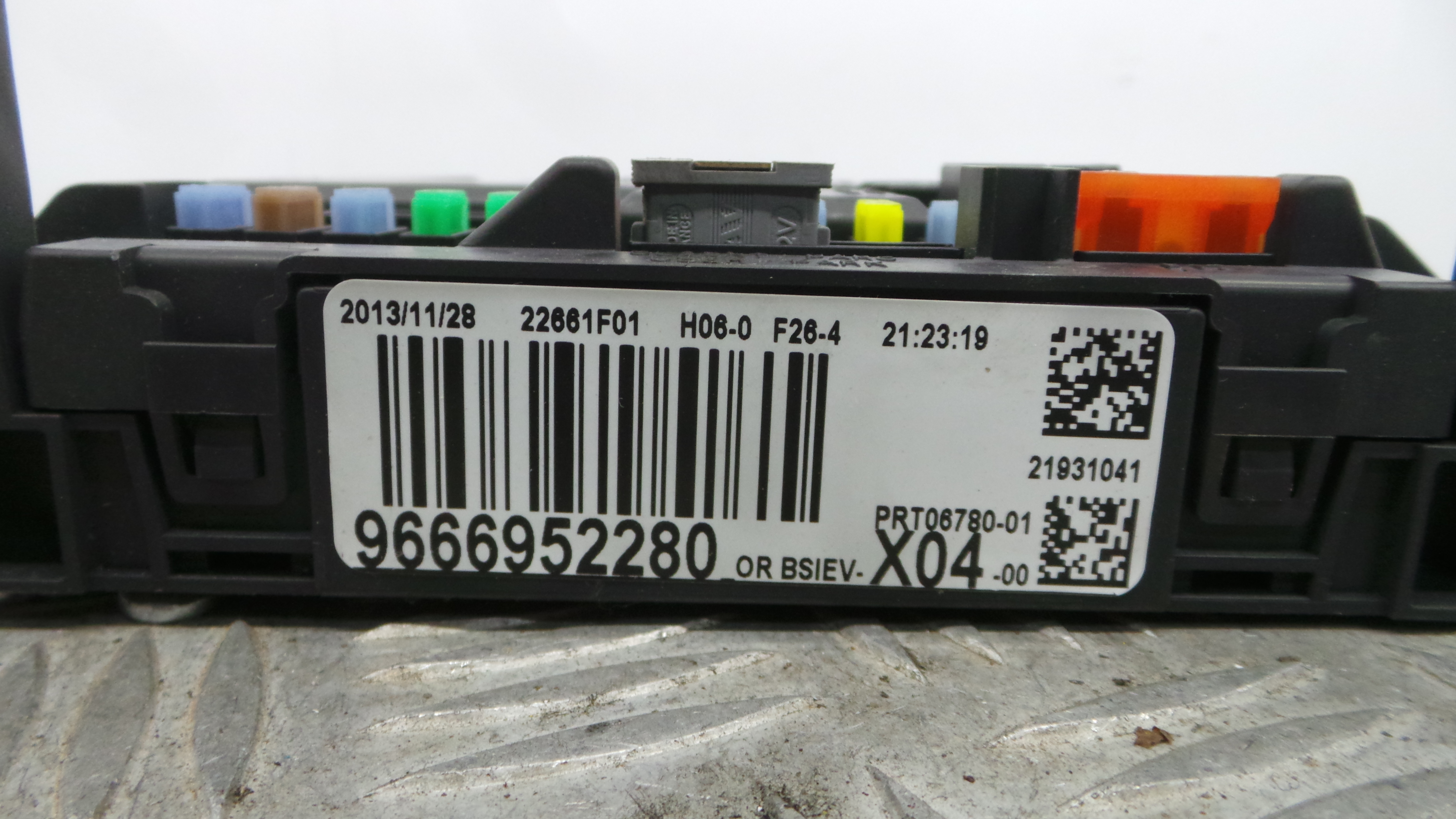 Caixa dos Fusíveis / BSI / UCH / SAM 9666952280 - CITROËN C3 II (SC_)-38061922