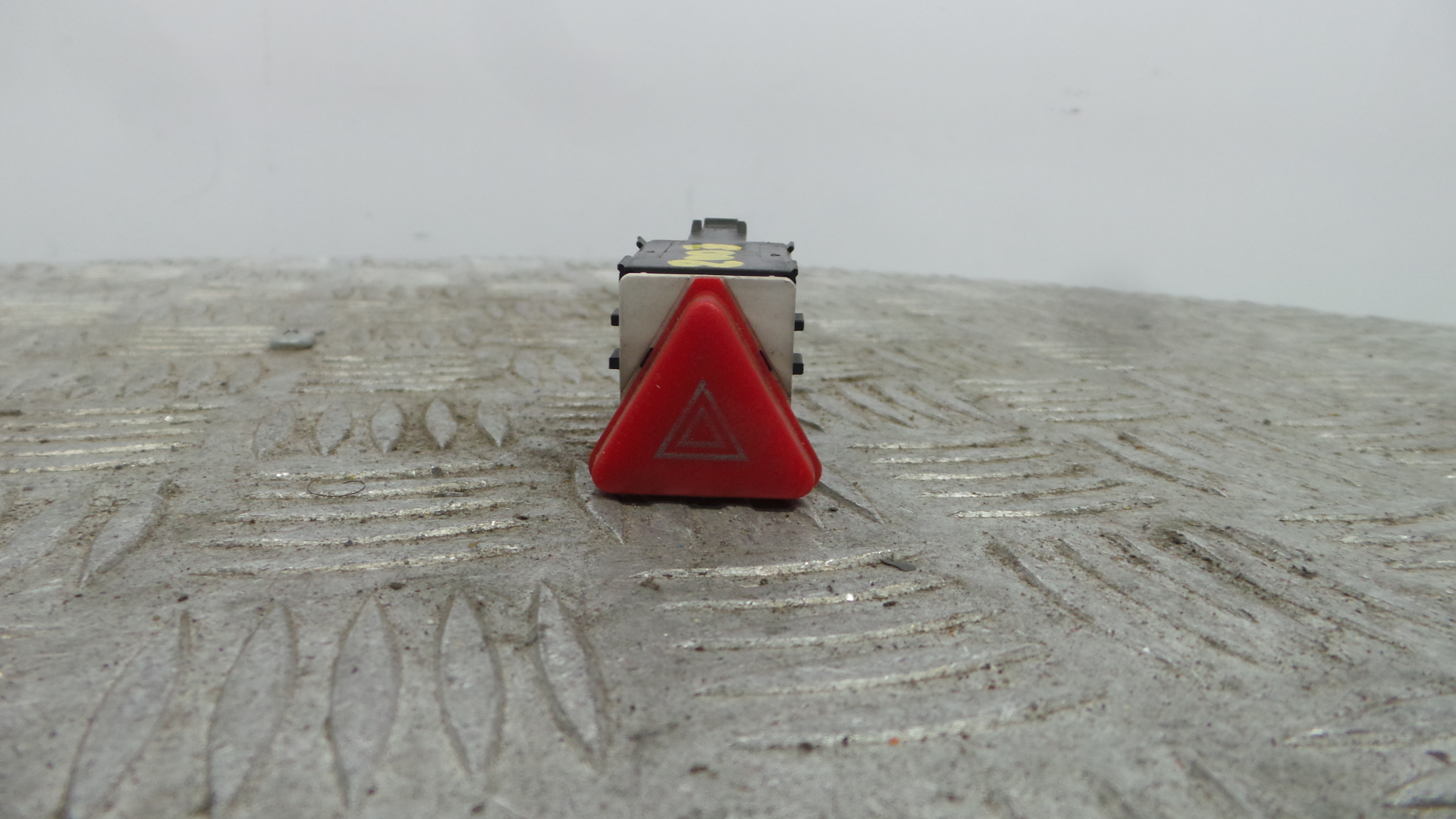 warning 4 piscas 6Y0953235 - SKODA FABIA II Combi (545)-38062685 warning 4 piscas 6Y0953235 - SKODA FABIA II Combi (545)-38062685