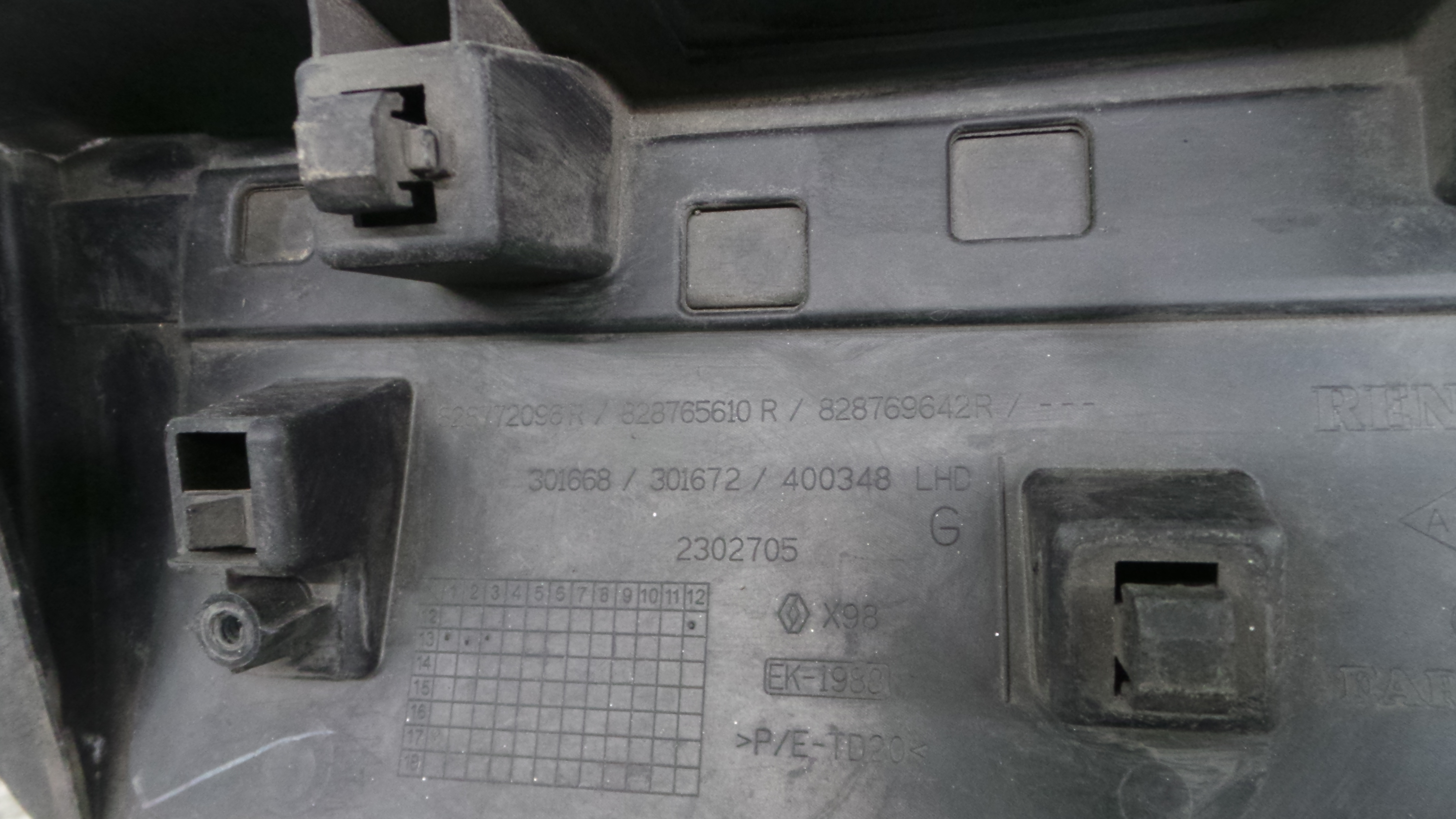 Friso Porta 828772096R - RENAULT CLIO IV (BH_)-38309041