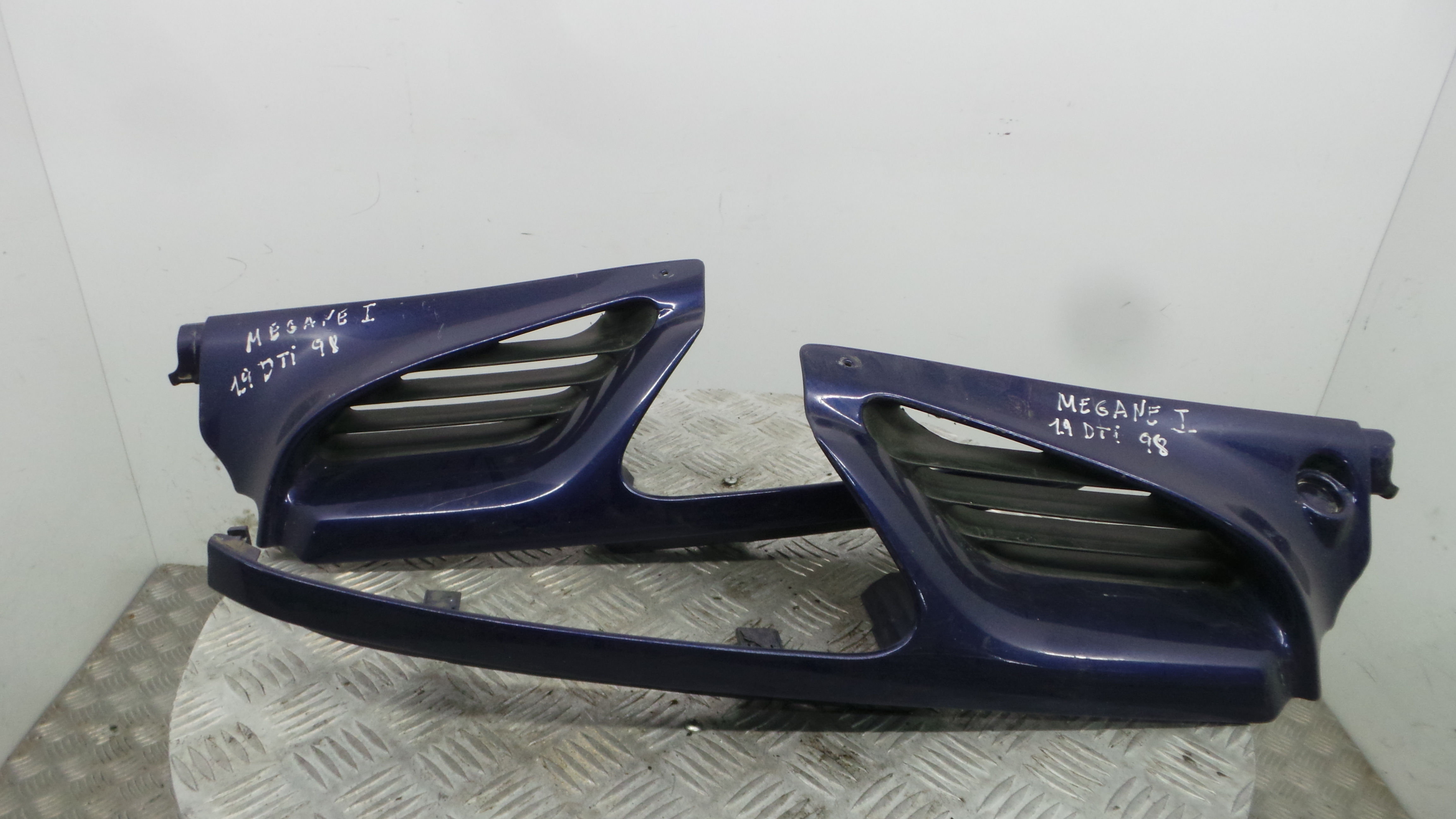 Grelha da Frente 7700834201 - RENAULT MEGANE I (BA0/1_)-38322223