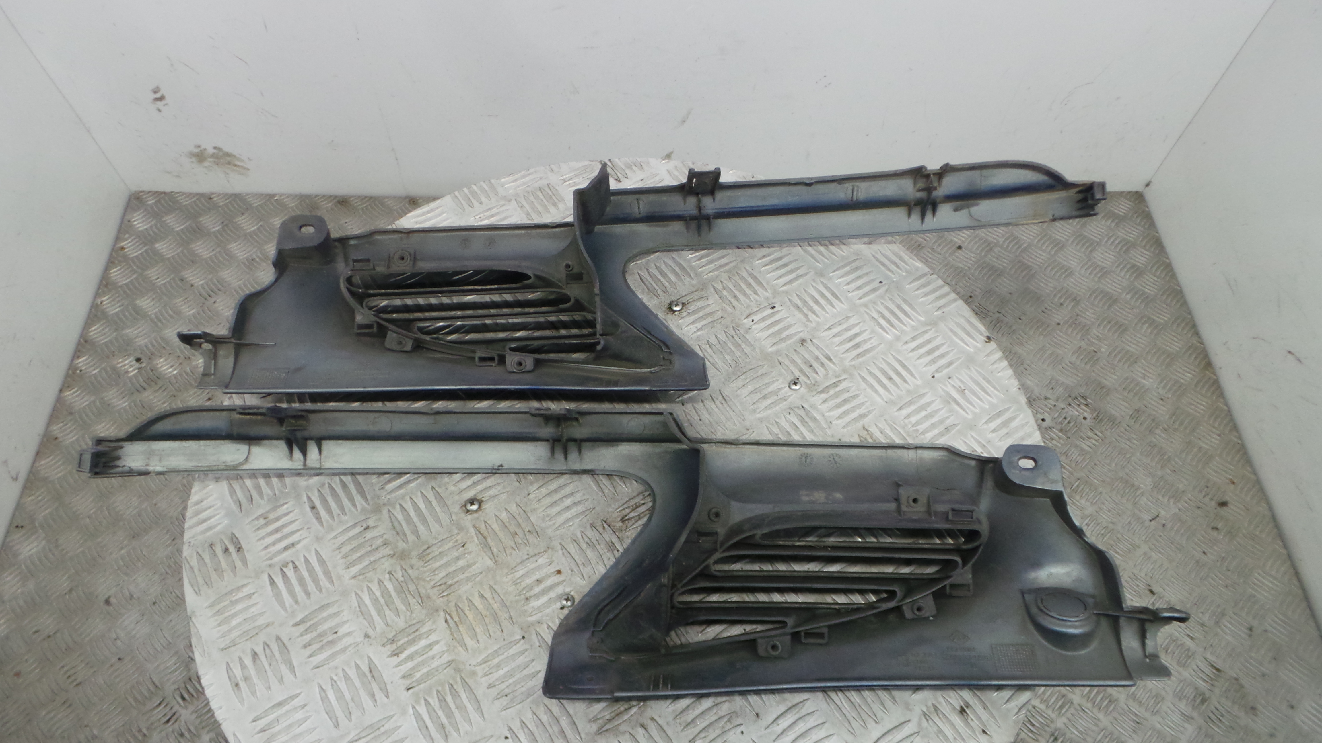 Grelha da Frente 7700834201 - RENAULT MEGANE I (BA0/1_)-38322223