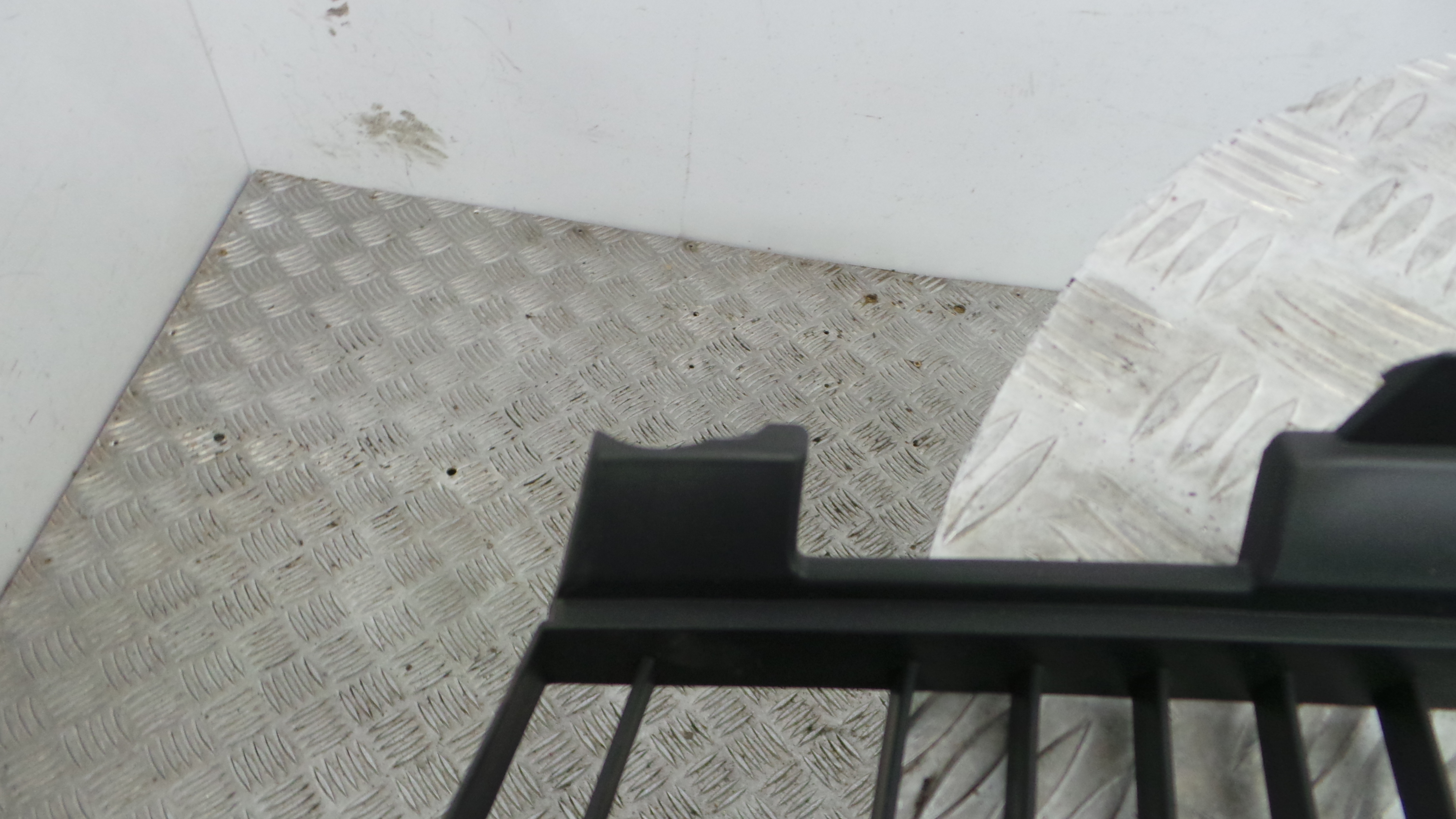 Grelha do Pára-Choques Central  - RENAULT CLIO II (BB_, CB_), CLIO Mk II (BB_, CB_)-38322246