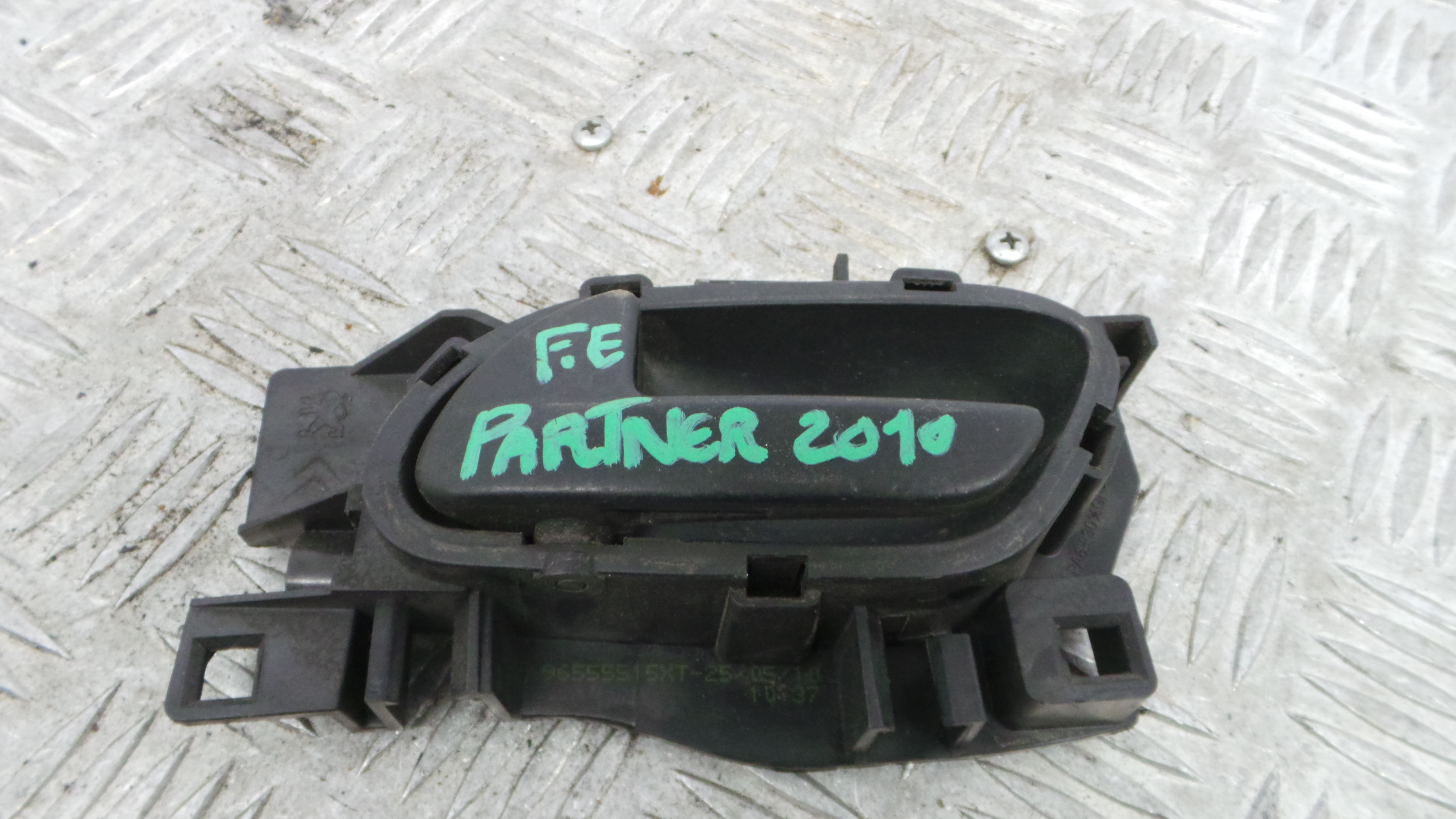 Puxador Interior Frente Esquerdo 96555515XT - PEUGEOT PARTNER Caixa/monovolume-38343488 Puxador Interior Frente Esquerdo 96555515XT - PEUGEOT PARTNER Caixa/monovolume-38343488