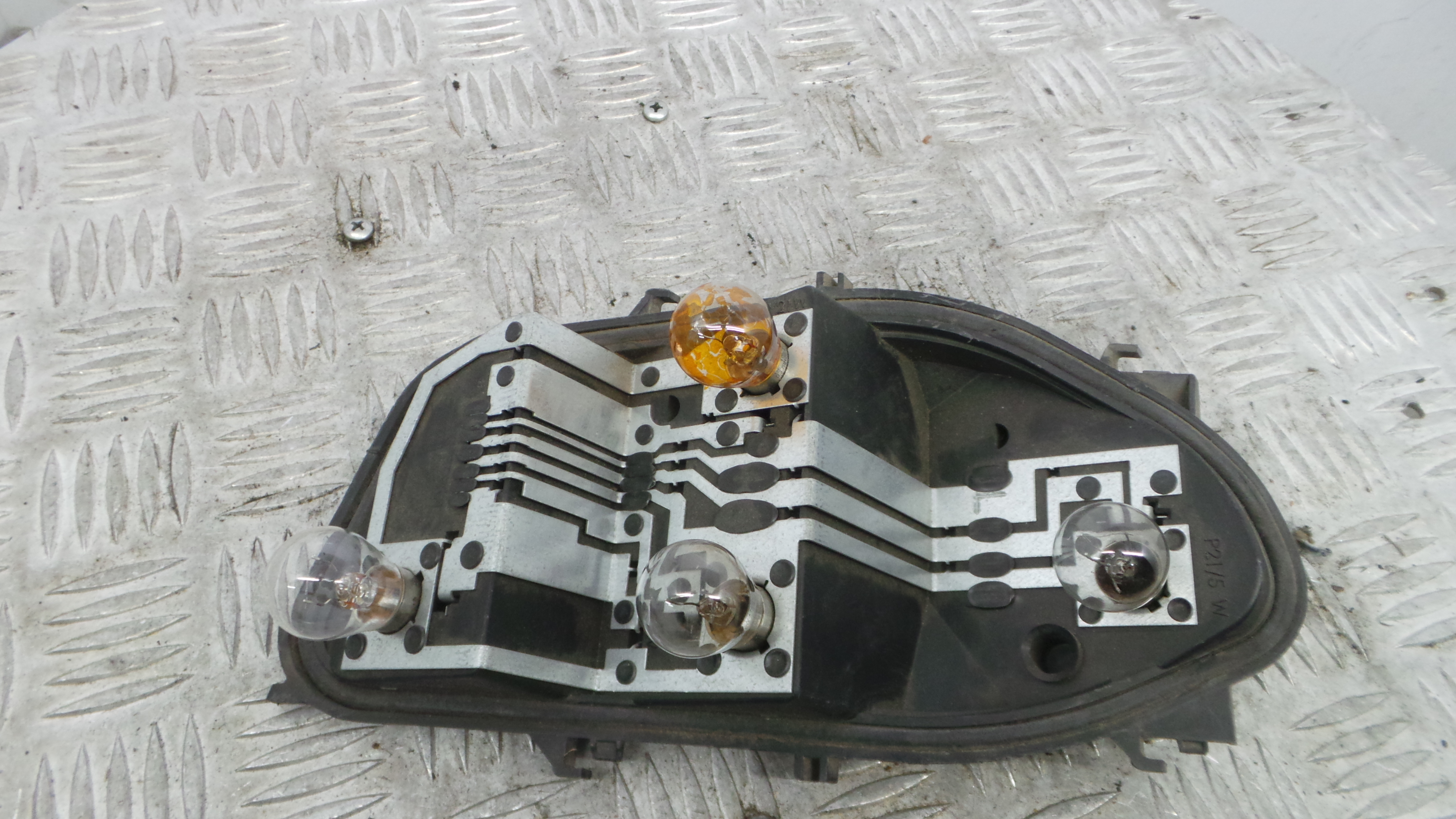 Suporte Lampadas Tras Esquerdo  - RENAULT CLIO III (BR0/1, CR0/1)-38343913