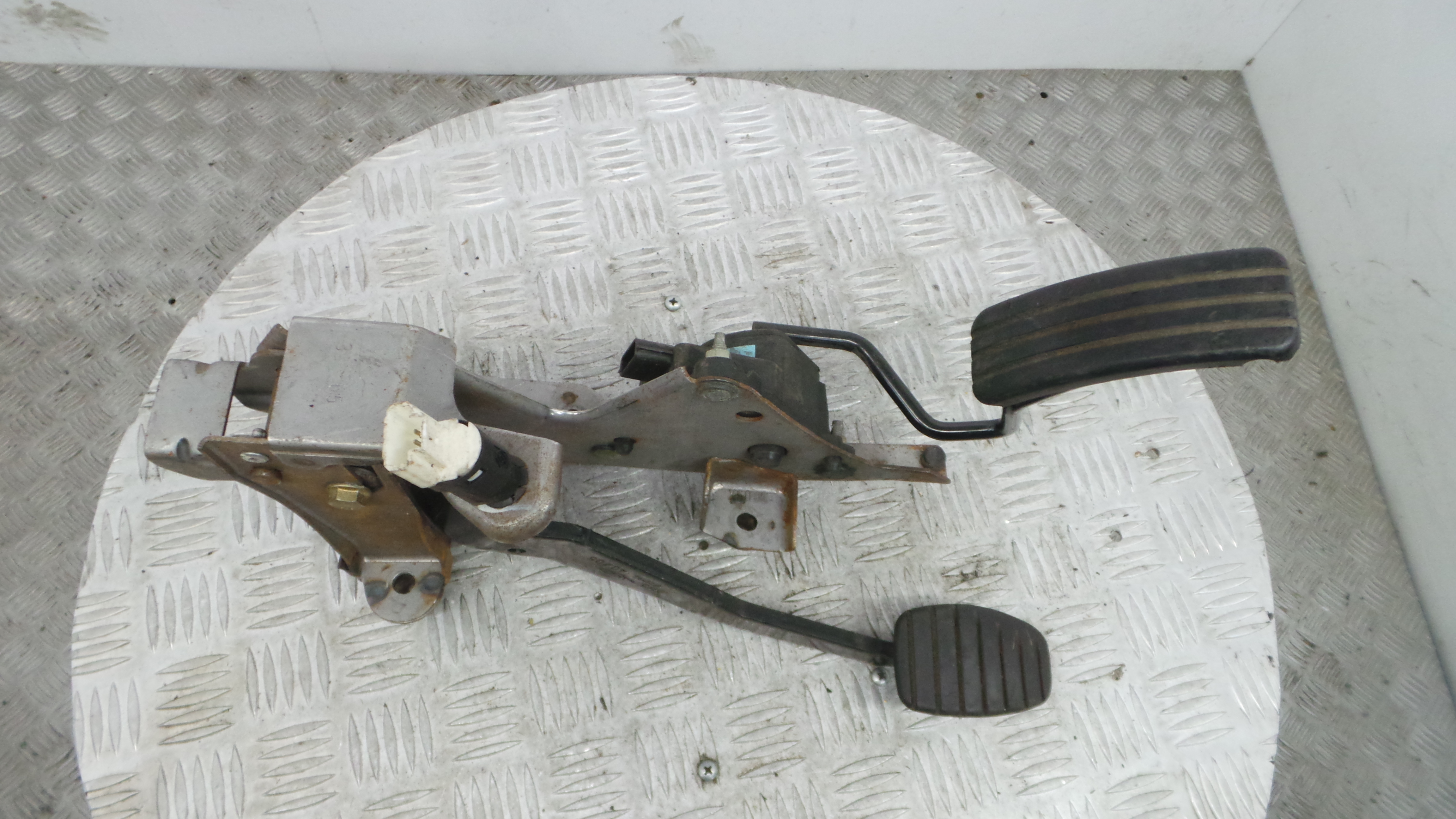 Pedal do Travão 8200275889A - RENAULT CLIO III (BR0/1, CR0/1)-38349463