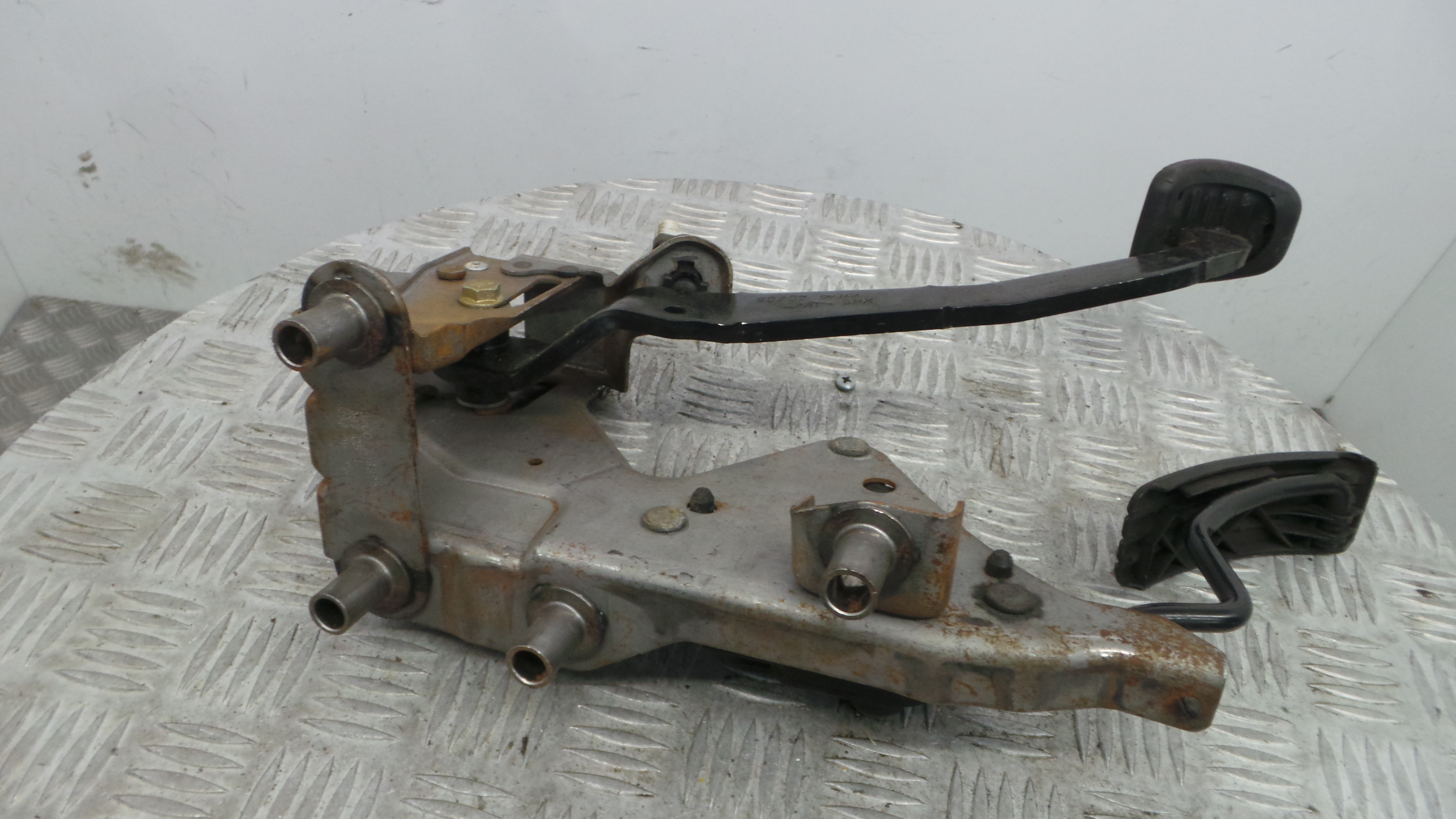 Pedal do Travão 8200275889A - RENAULT CLIO III (BR0/1, CR0/1)-38349463