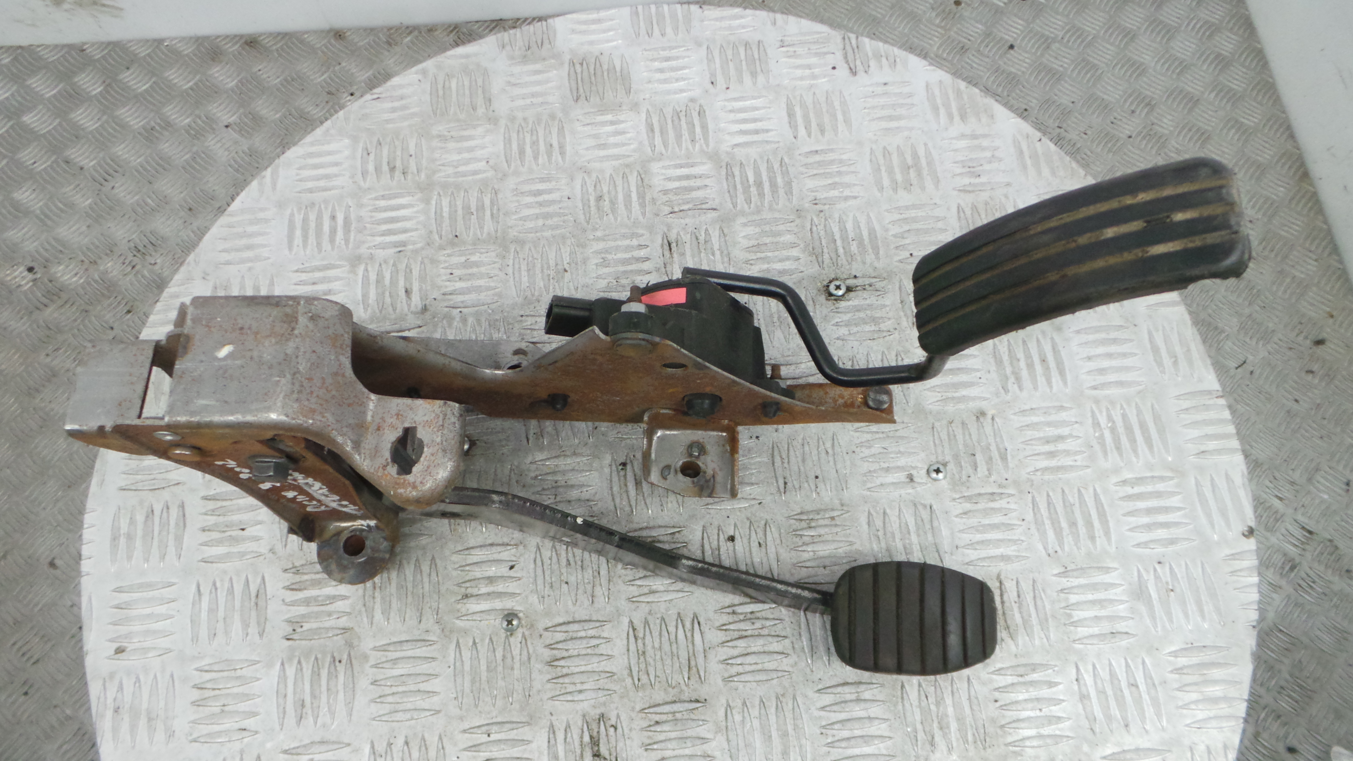 Pedal do Travão 8200711631A - RENAULT CLIO III (BR0/1, CR0/1)-38349519