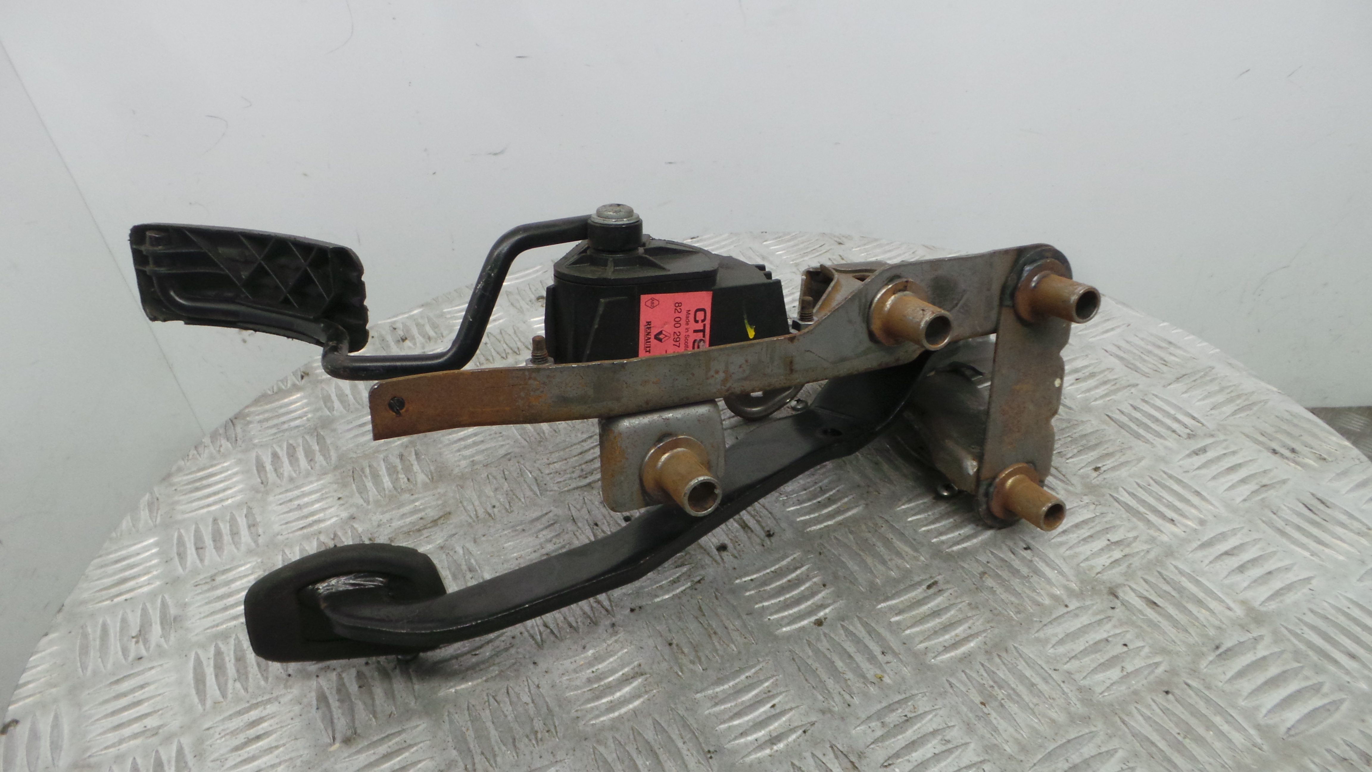 Pedal do Travão 8200711631A - RENAULT CLIO III (BR0/1, CR0/1)-38349519