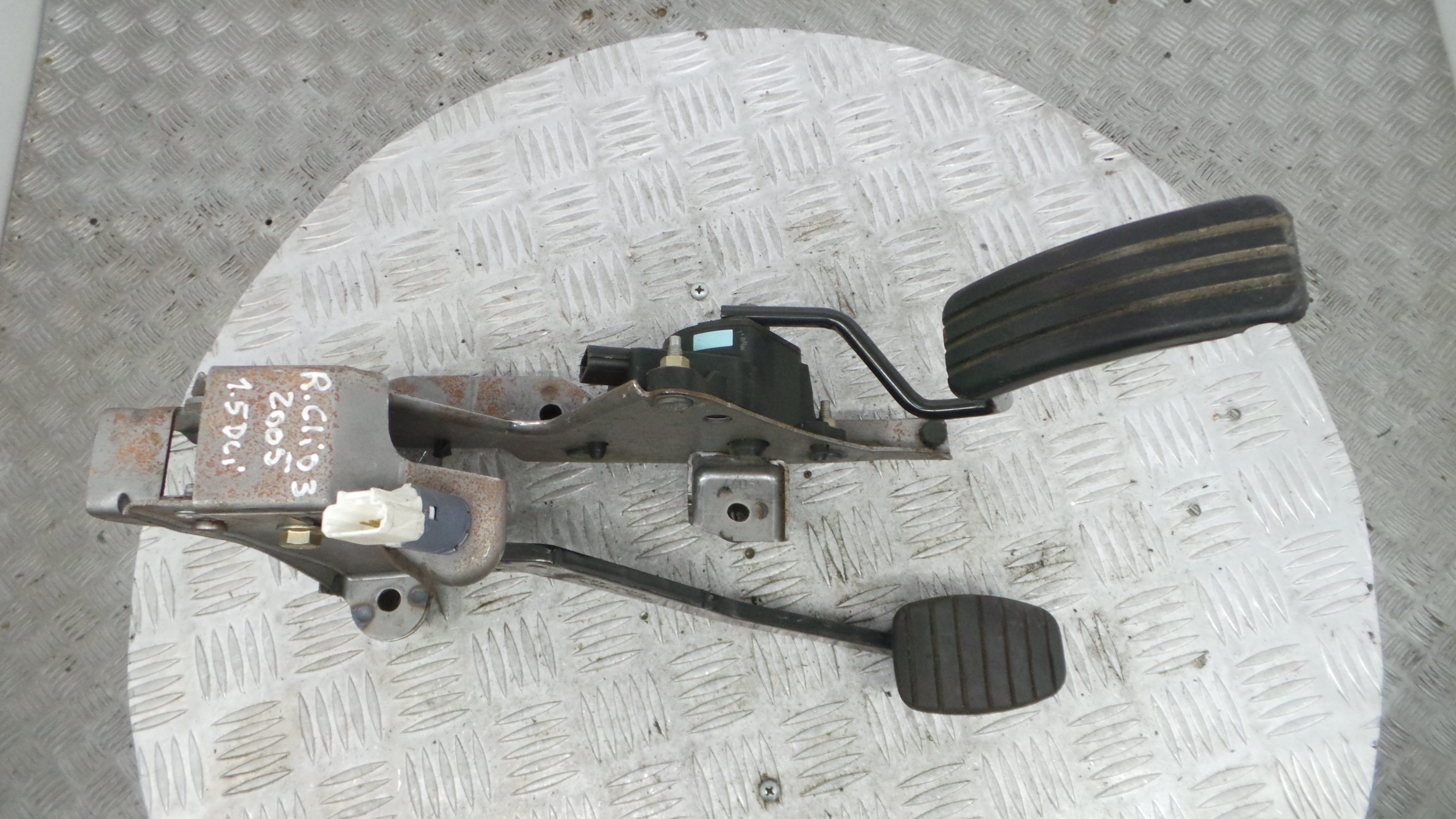 Pedal do Travão 8200275889A - RENAULT CLIO III (BR0/1, CR0/1)-38349526