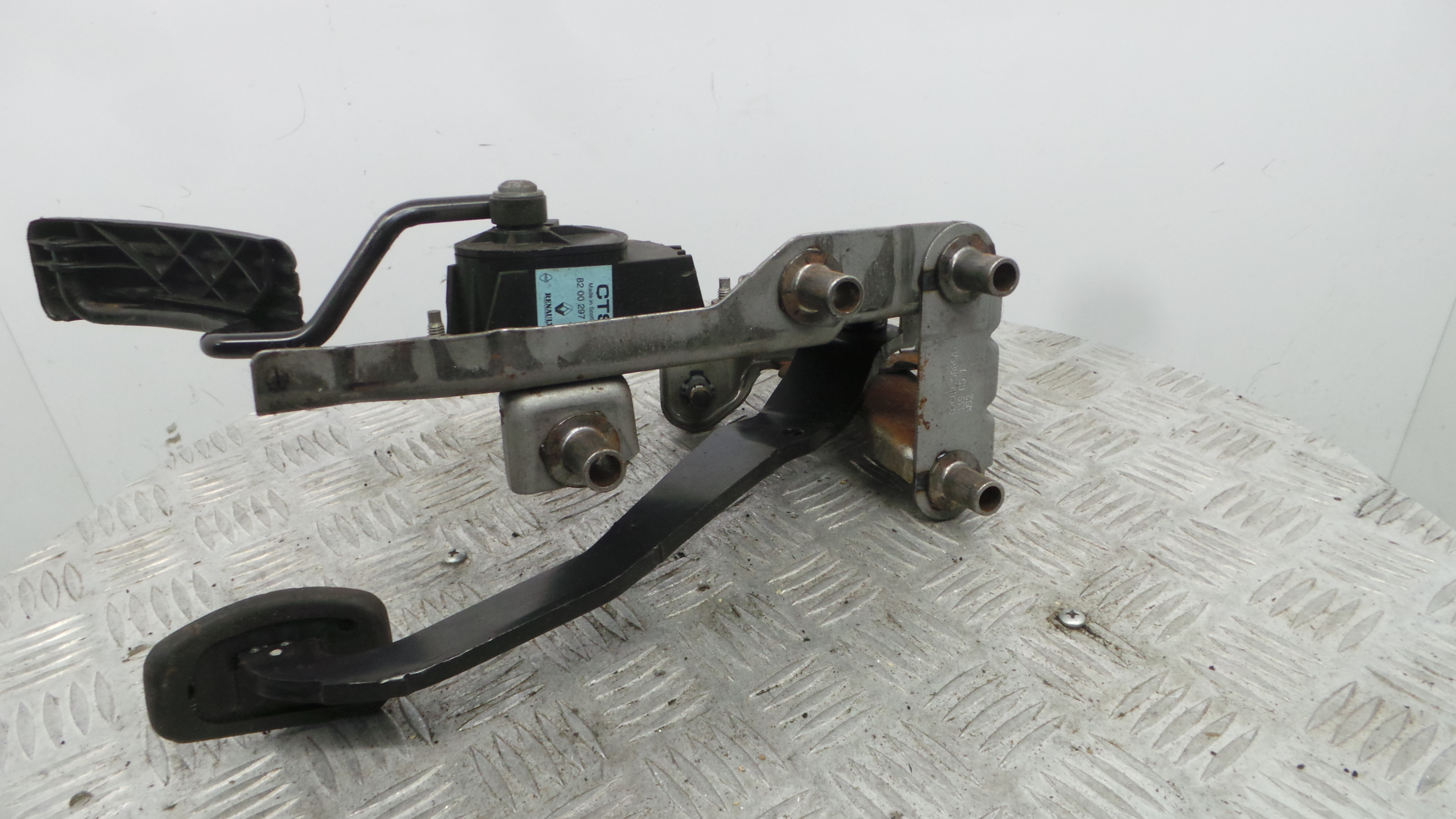 Pedal do Travão 8200275889A - RENAULT CLIO III (BR0/1, CR0/1)-38349526