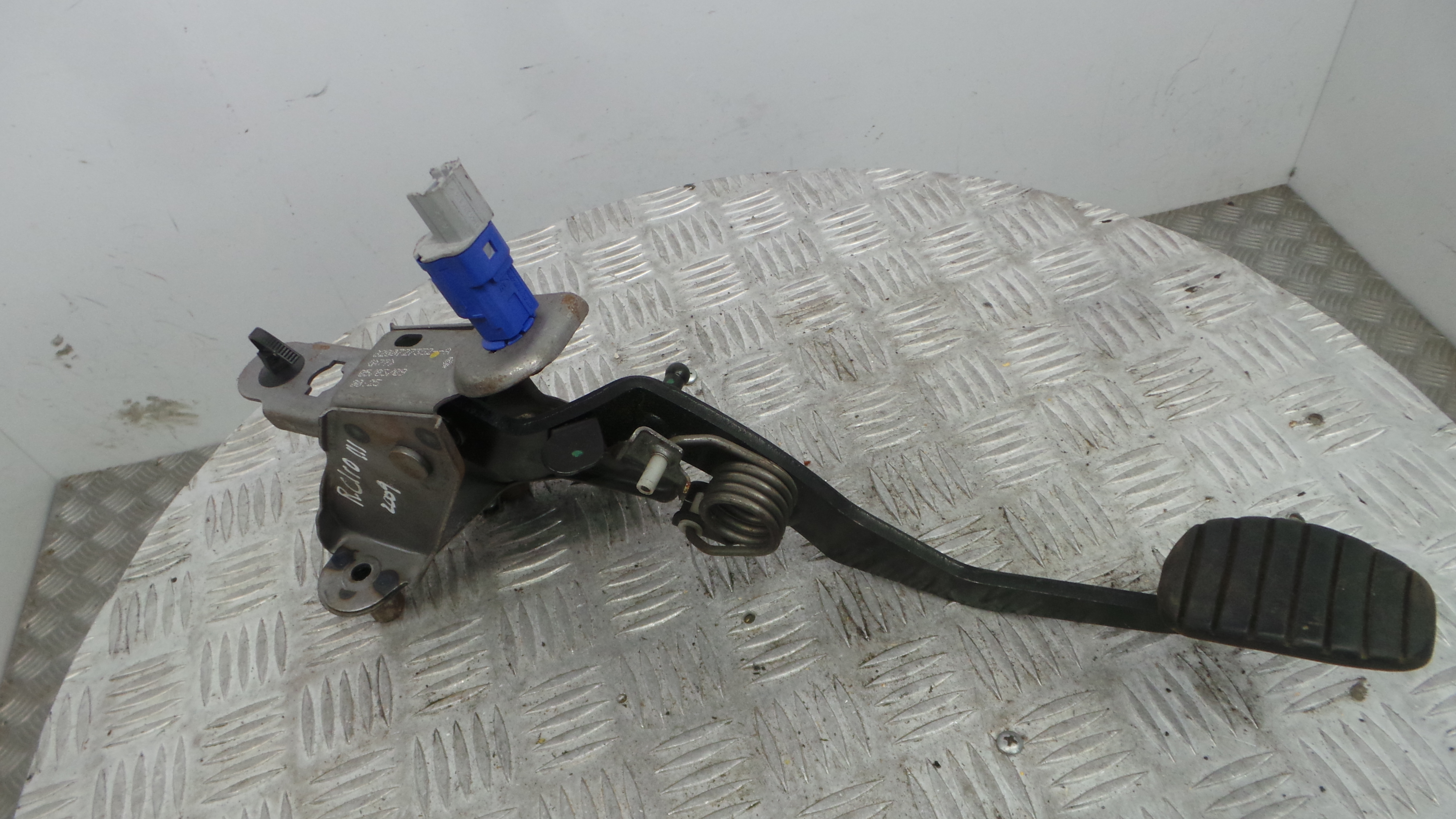 Pedal do Travão 8200727352A - RENAULT CLIO III (BR0/1, CR0/1)-38349538