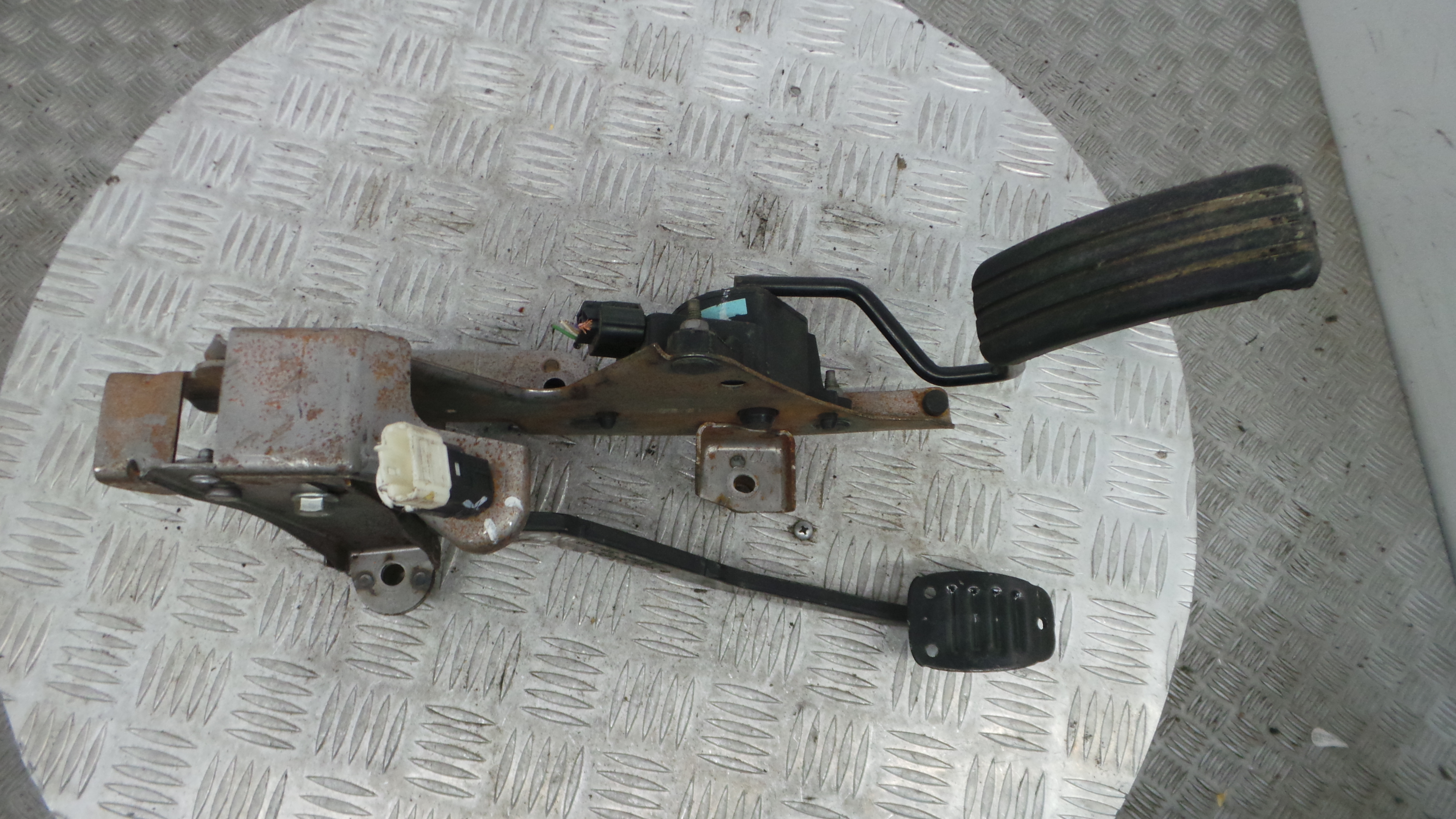 Pedal do Travão 8200696862A - RENAULT CLIO III (BR0/1, CR0/1)-38349554