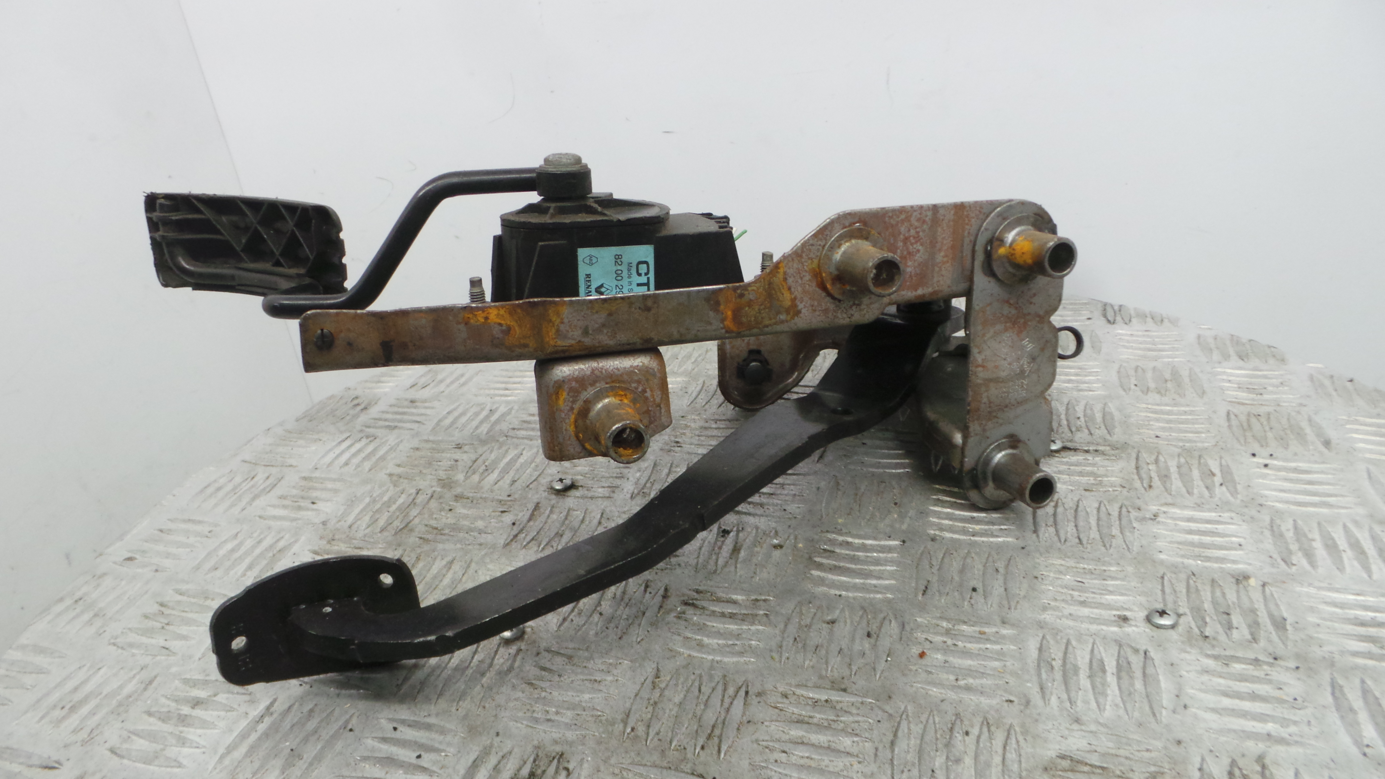 Pedal do Travão 8200696862A - RENAULT CLIO III (BR0/1, CR0/1)-38349554