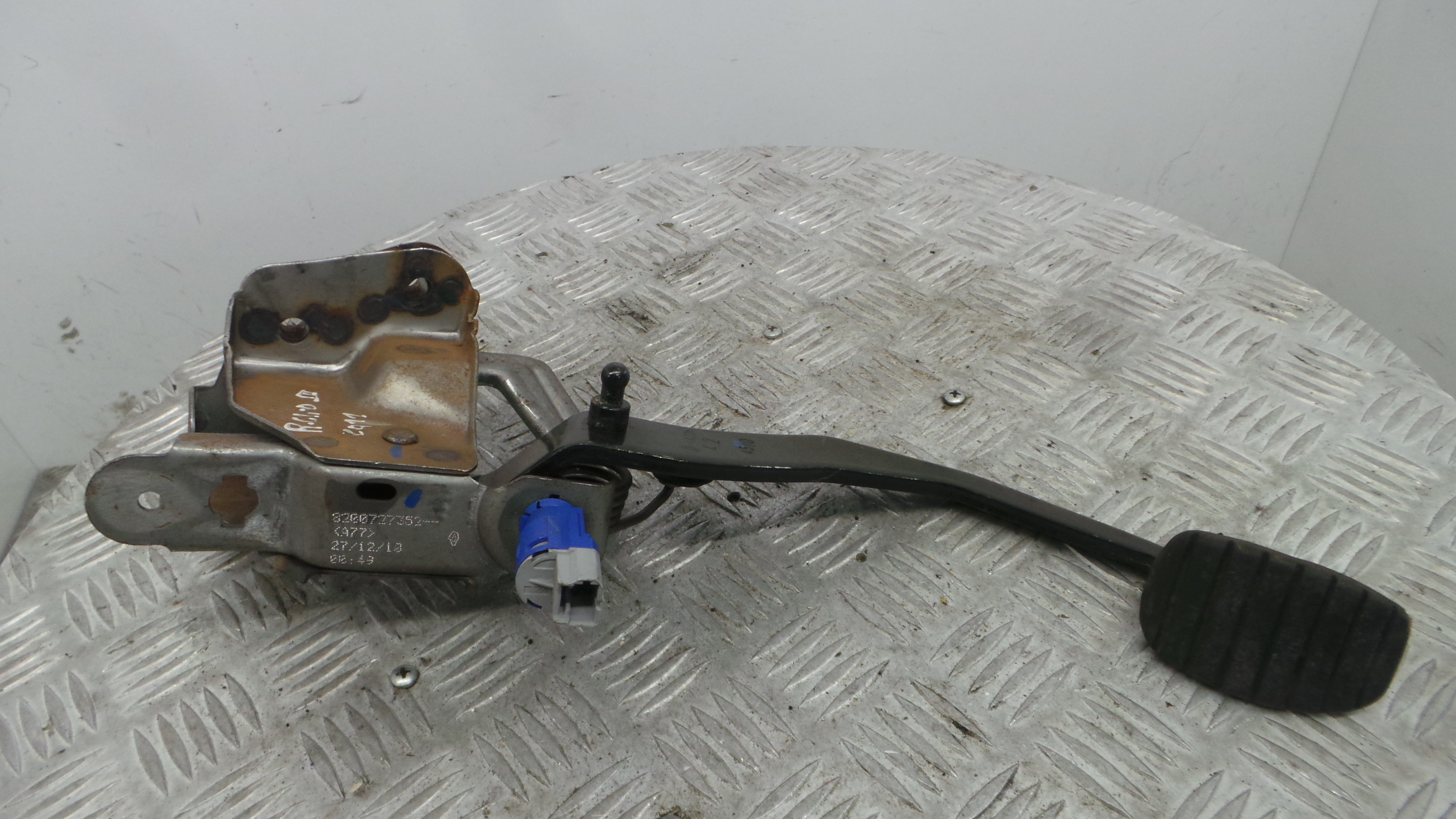 Pedal de Embraiagem 8200727352 - RENAULT CLIO III (BR0/1, CR0/1)-38349590