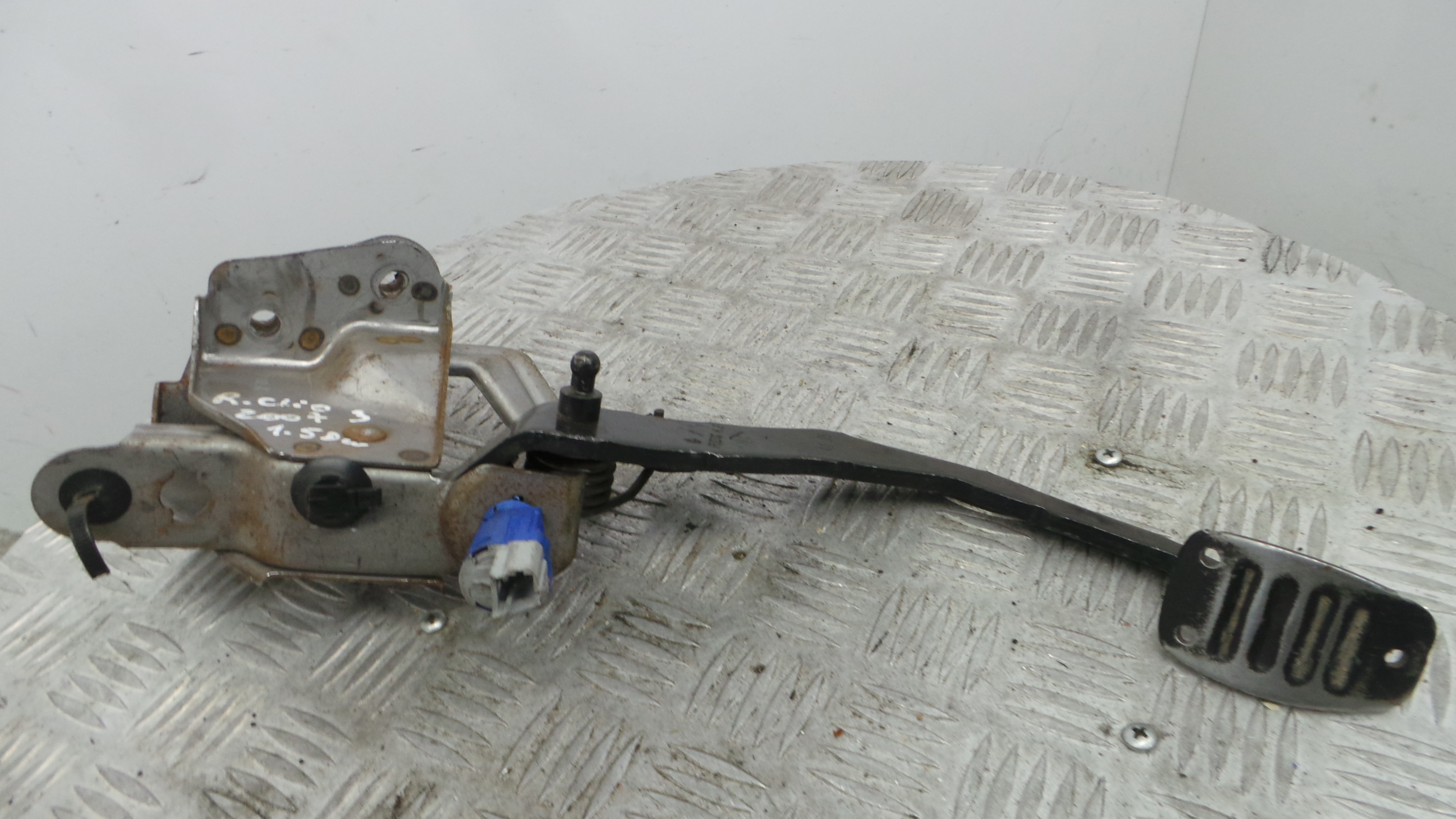 Pedal de Embraiagem 8200275899A - RENAULT CLIO III (BR0/1, CR0/1)-38349593