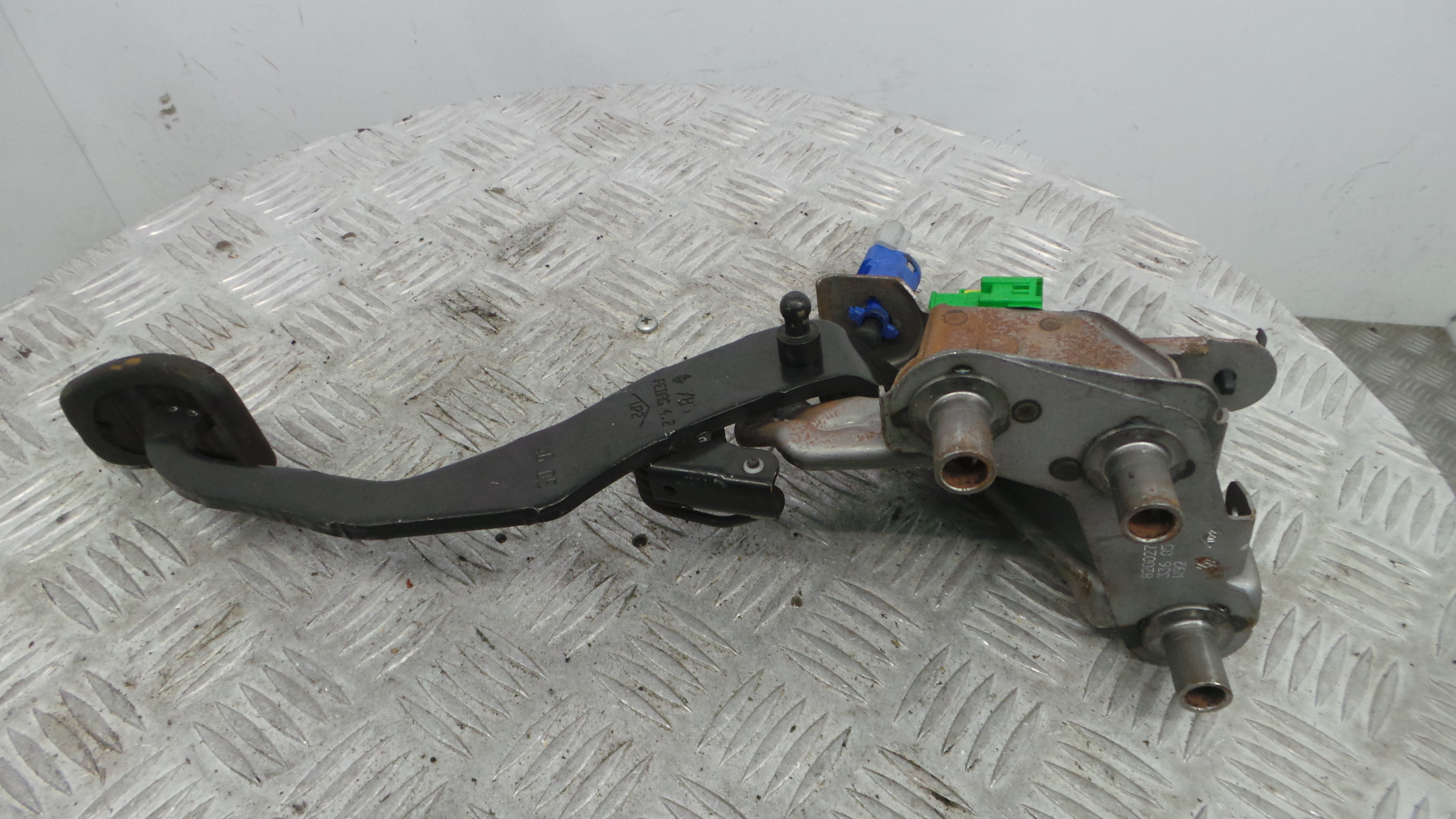 Pedal de Embraiagem 8200275899A - RENAULT CLIO III (BR0/1, CR0/1)-38349602