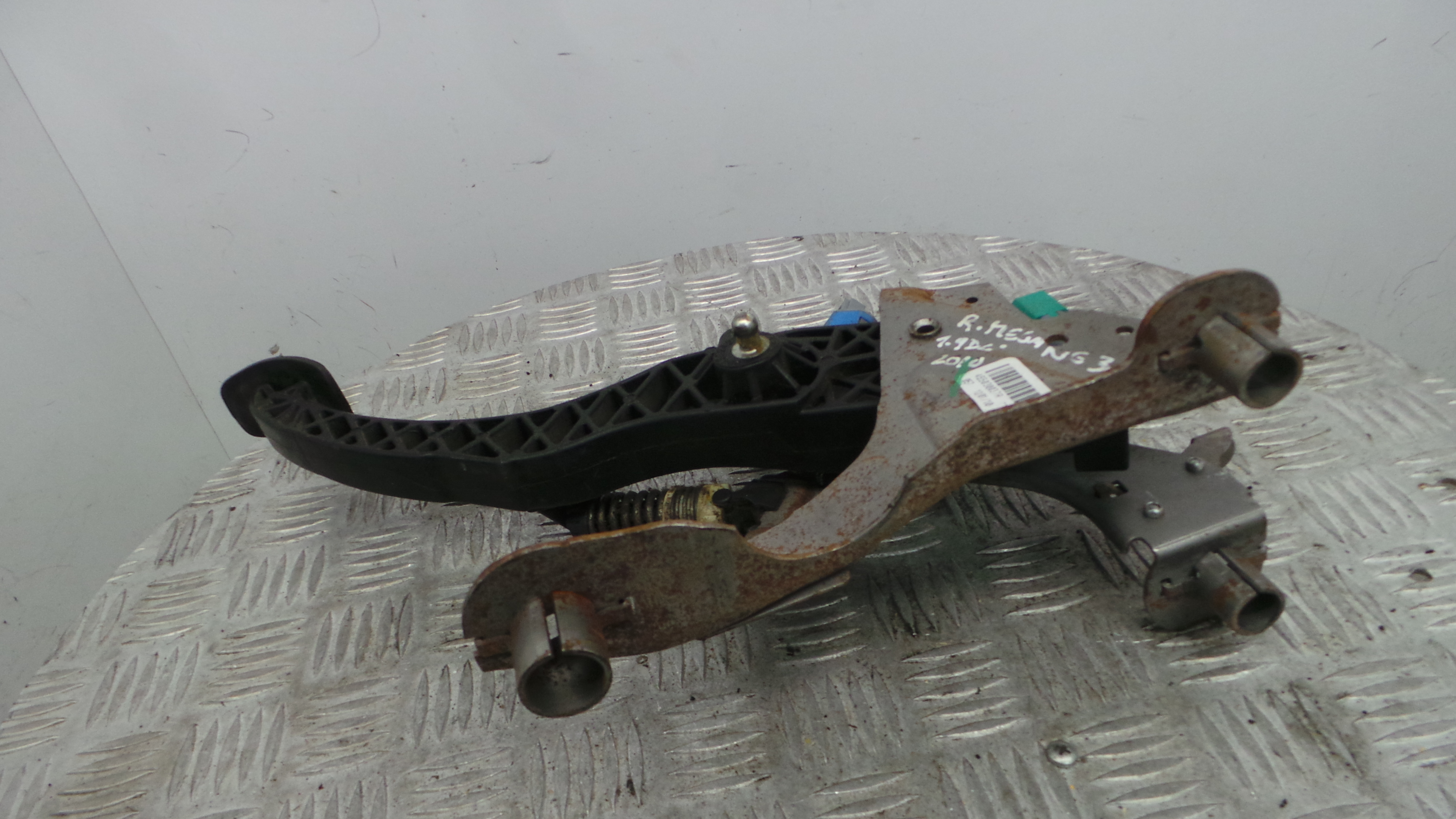 Pedal de Embraiagem 8200275899A - RENAULT MEGANE III Hatchback (BZ0/1_, B3_)-38349607