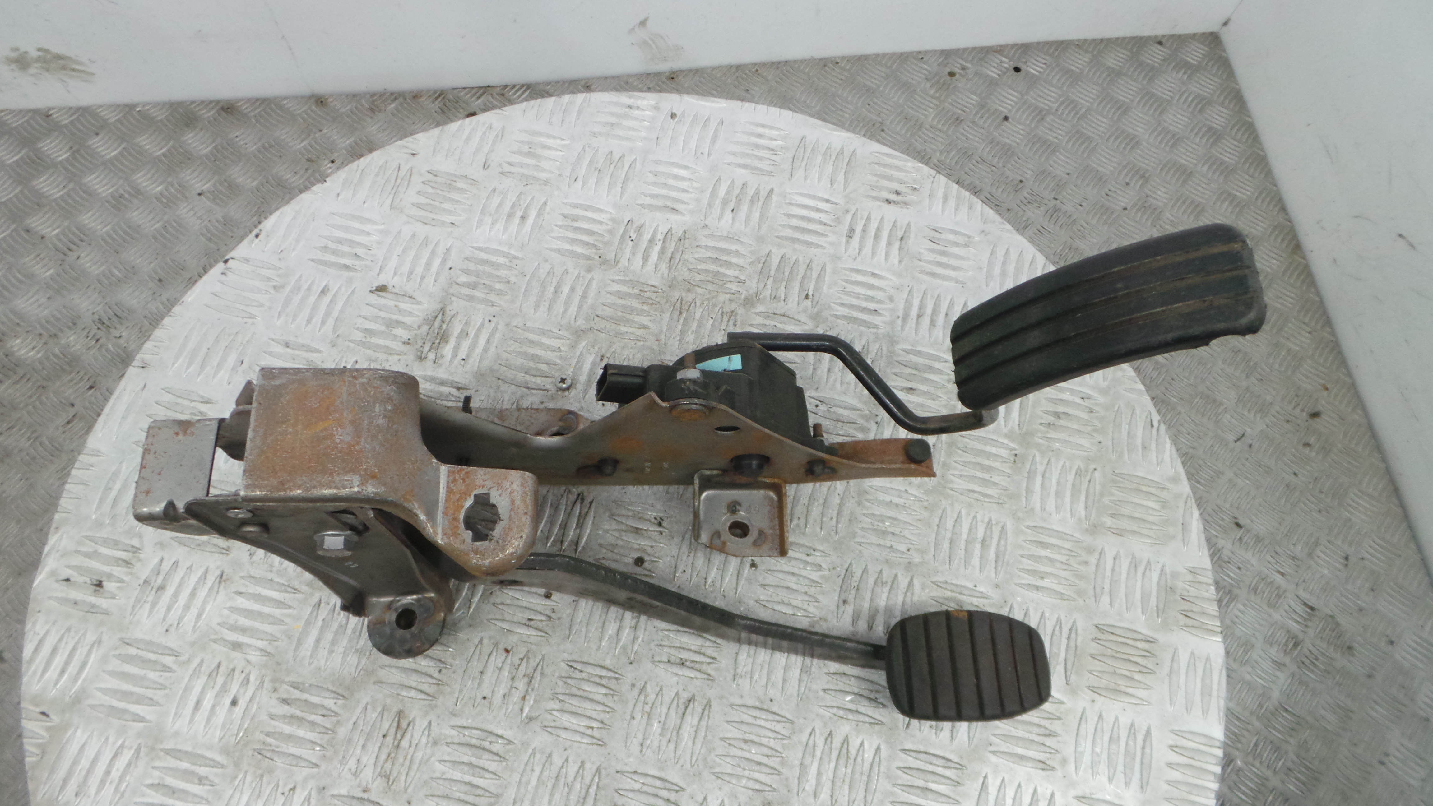 Pedal do Travão 8200711631 - RENAULT CLIO III (BR0/1, CR0/1)-38349635