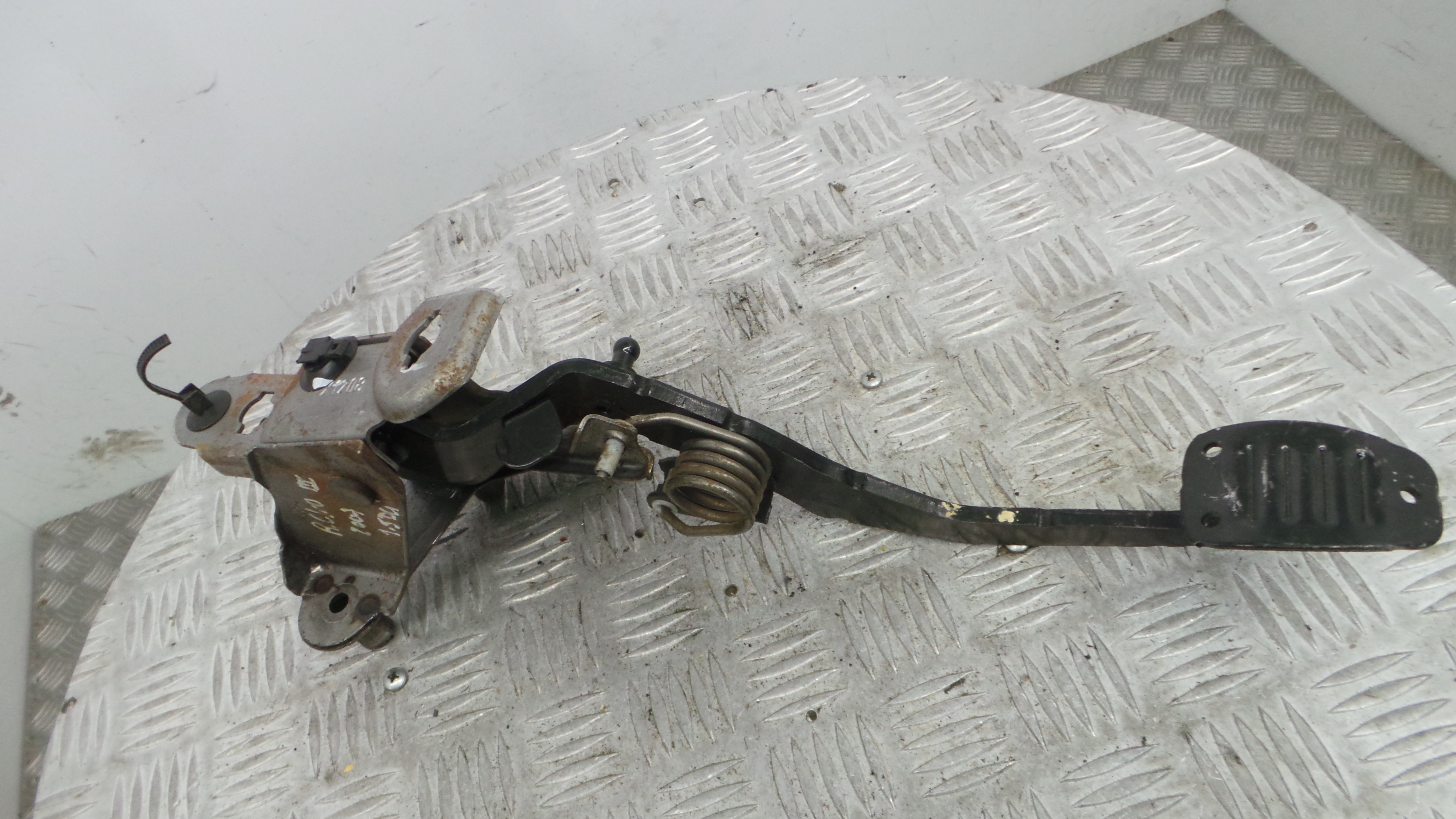 Pedal de Embraiagem 8200510910A - RENAULT CLIO III (BR0/1, CR0/1)-38349664