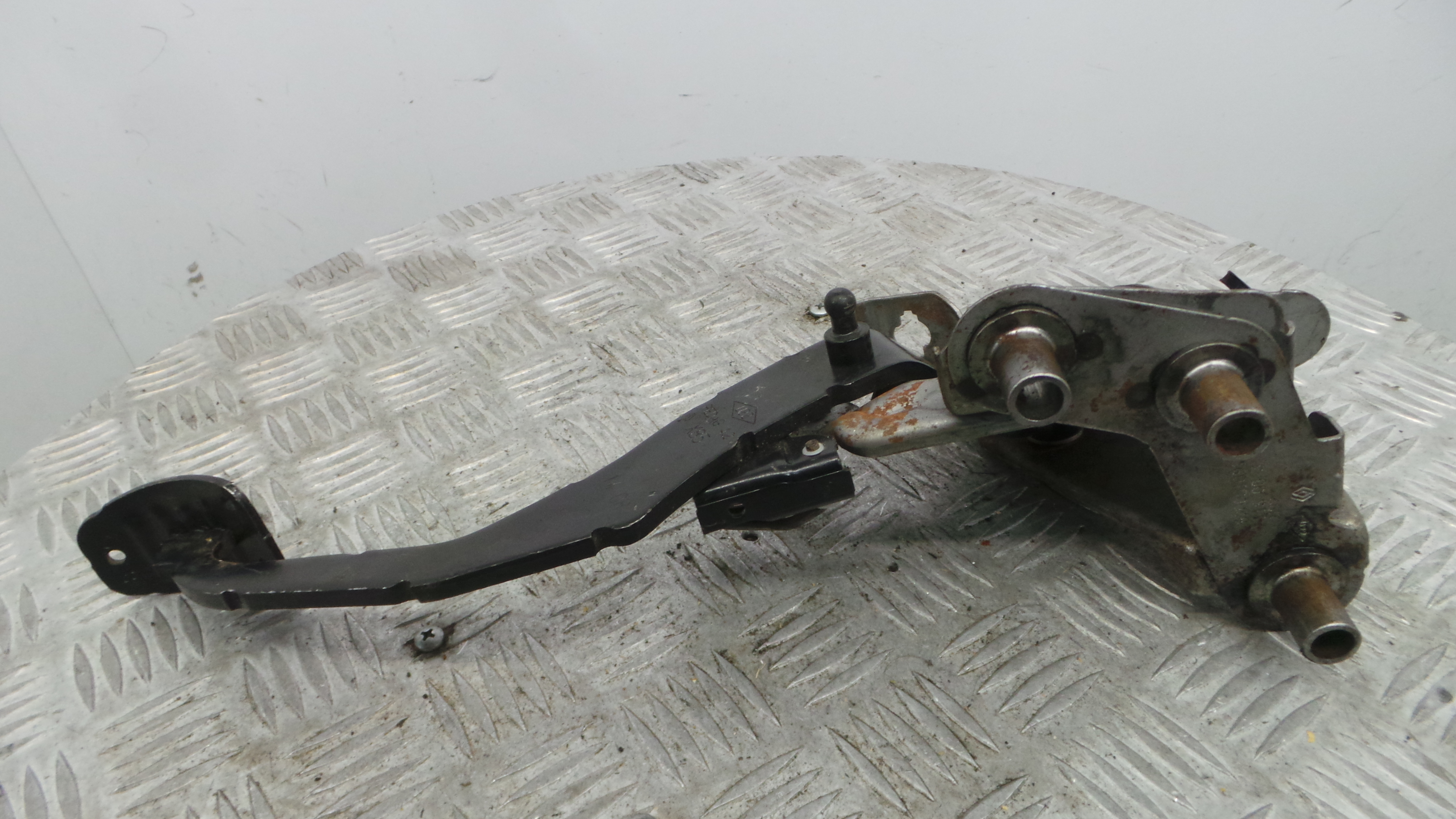 Pedal de Embraiagem 8200510910A - RENAULT CLIO III (BR0/1, CR0/1)-38349664