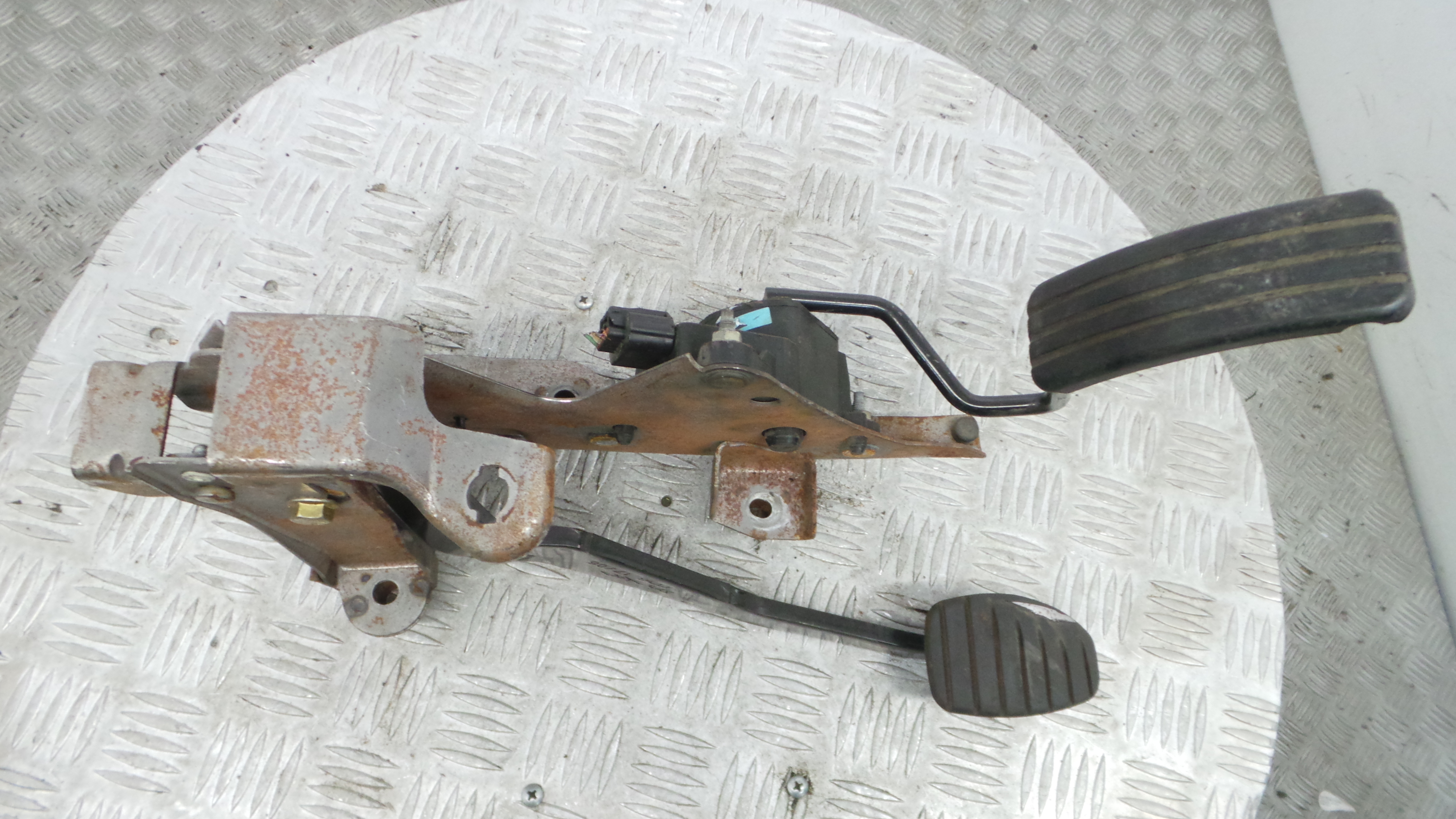 Pedal do Travão 8200275889A - RENAULT CLIO III (BR0/1, CR0/1)-38349832 Pedal do Travão 8200275889A - RENAULT CLIO III (BR0/1, CR0/1)-38349832