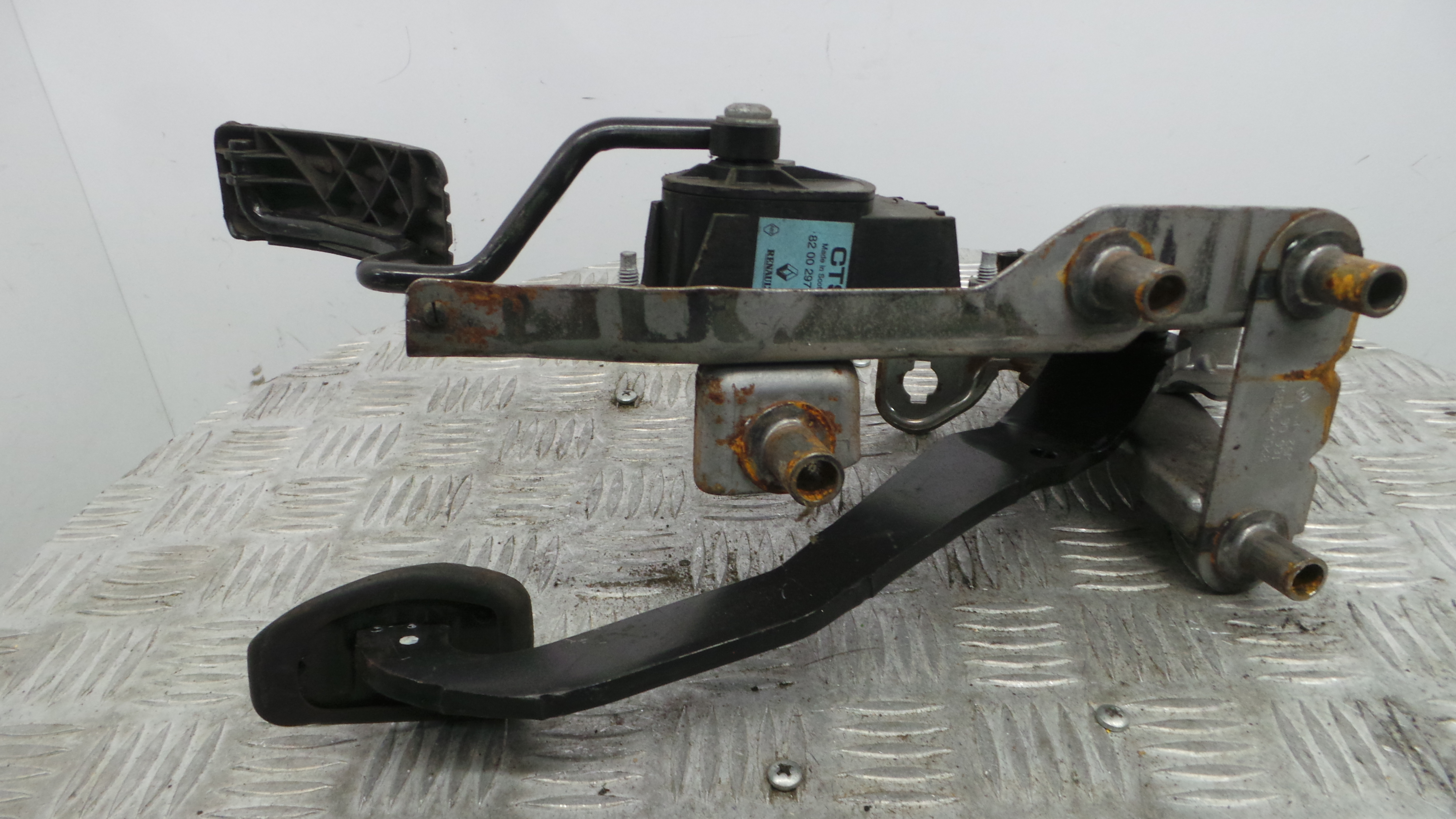 Pedal do Travão 8200275889A - RENAULT CLIO III (BR0/1, CR0/1)-38349832