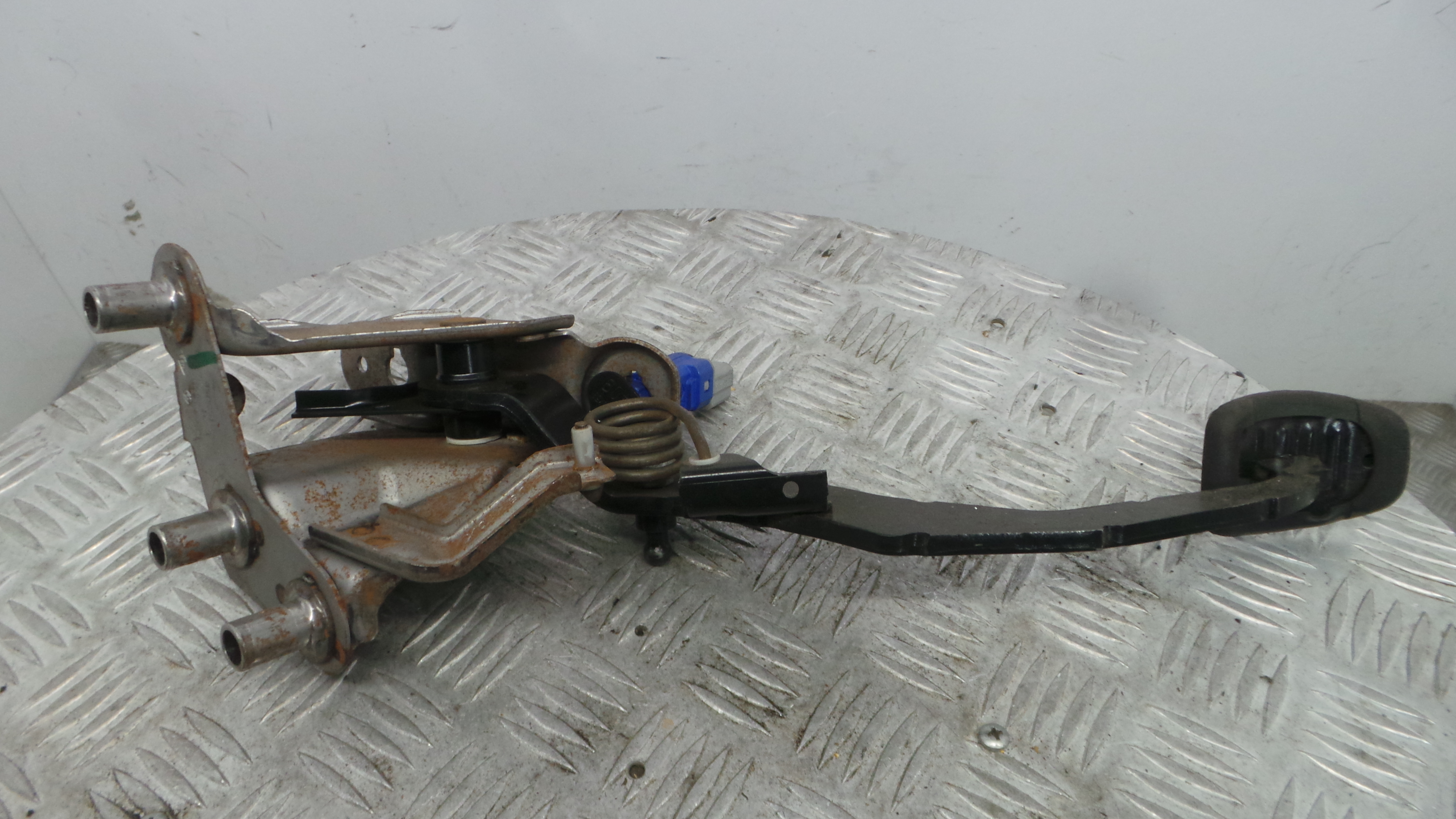 Pedal de Embraiagem 8200510910B - RENAULT CLIO III (BR0/1, CR0/1)-38349836