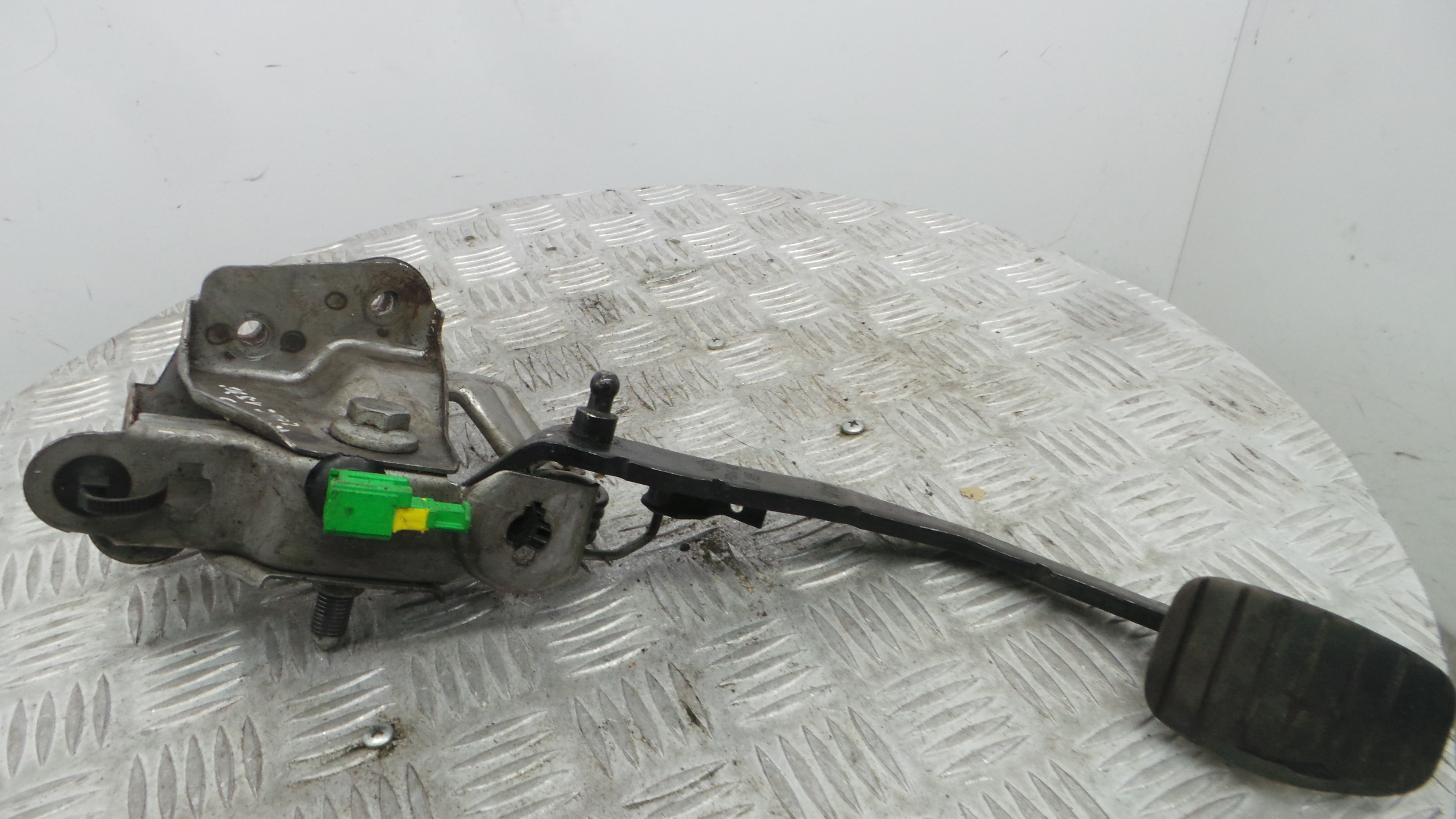 Pedal de Embraiagem 8200510910B - RENAULT CLIO III (BR0/1, CR0/1)-38349853