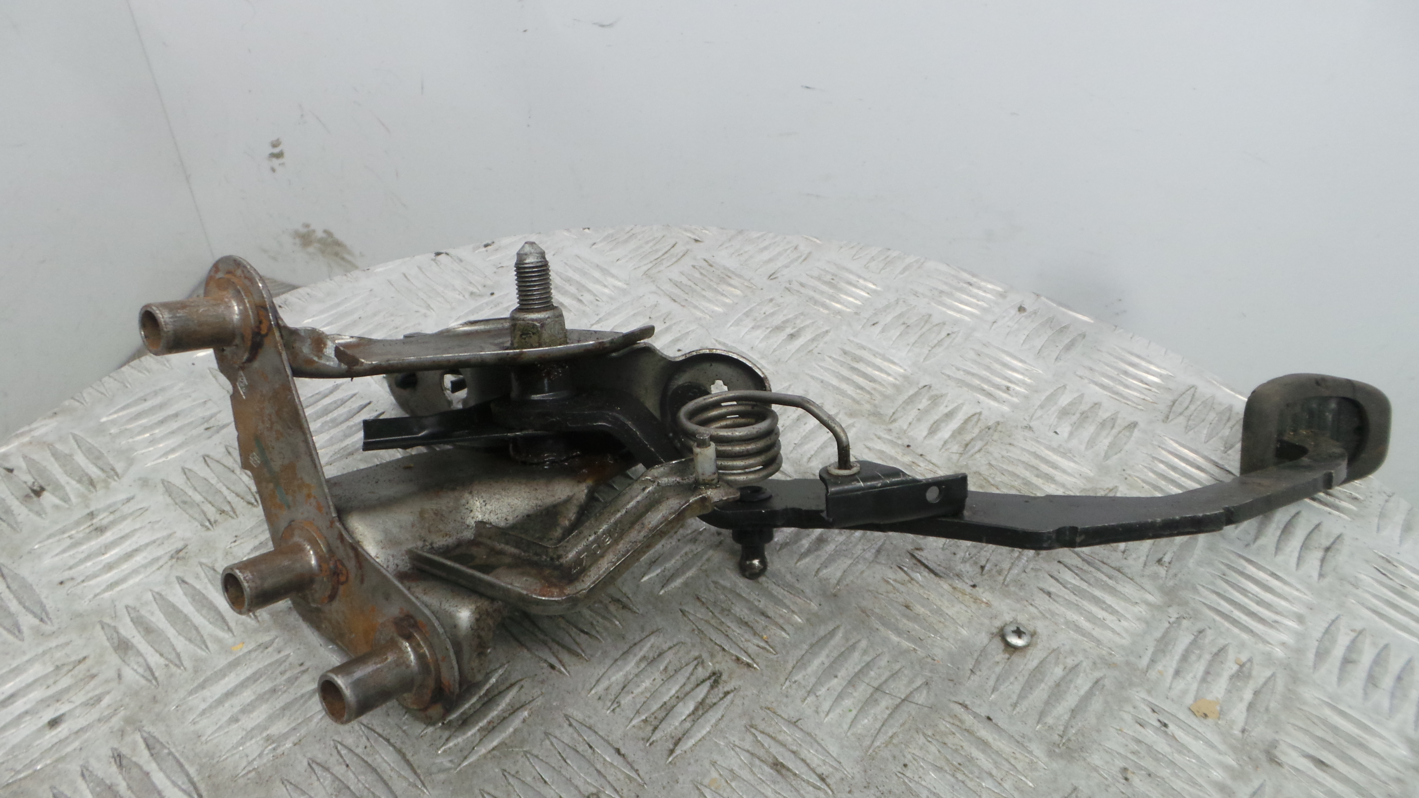 Pedal de Embraiagem 8200510910B - RENAULT CLIO III (BR0/1, CR0/1)-38349853