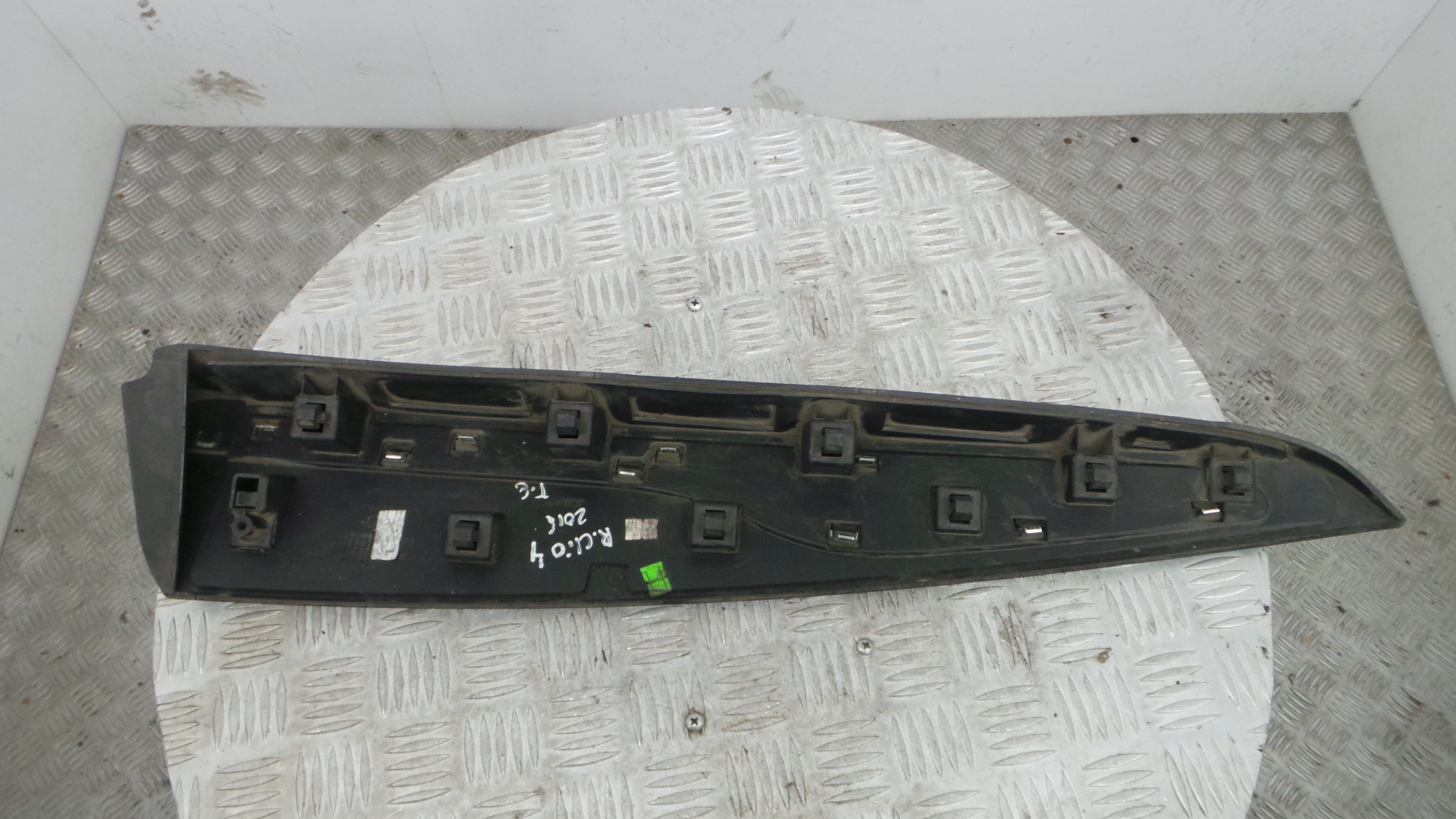 Friso Porta 828772096R - RENAULT CLIO IV (BH_)-38350107