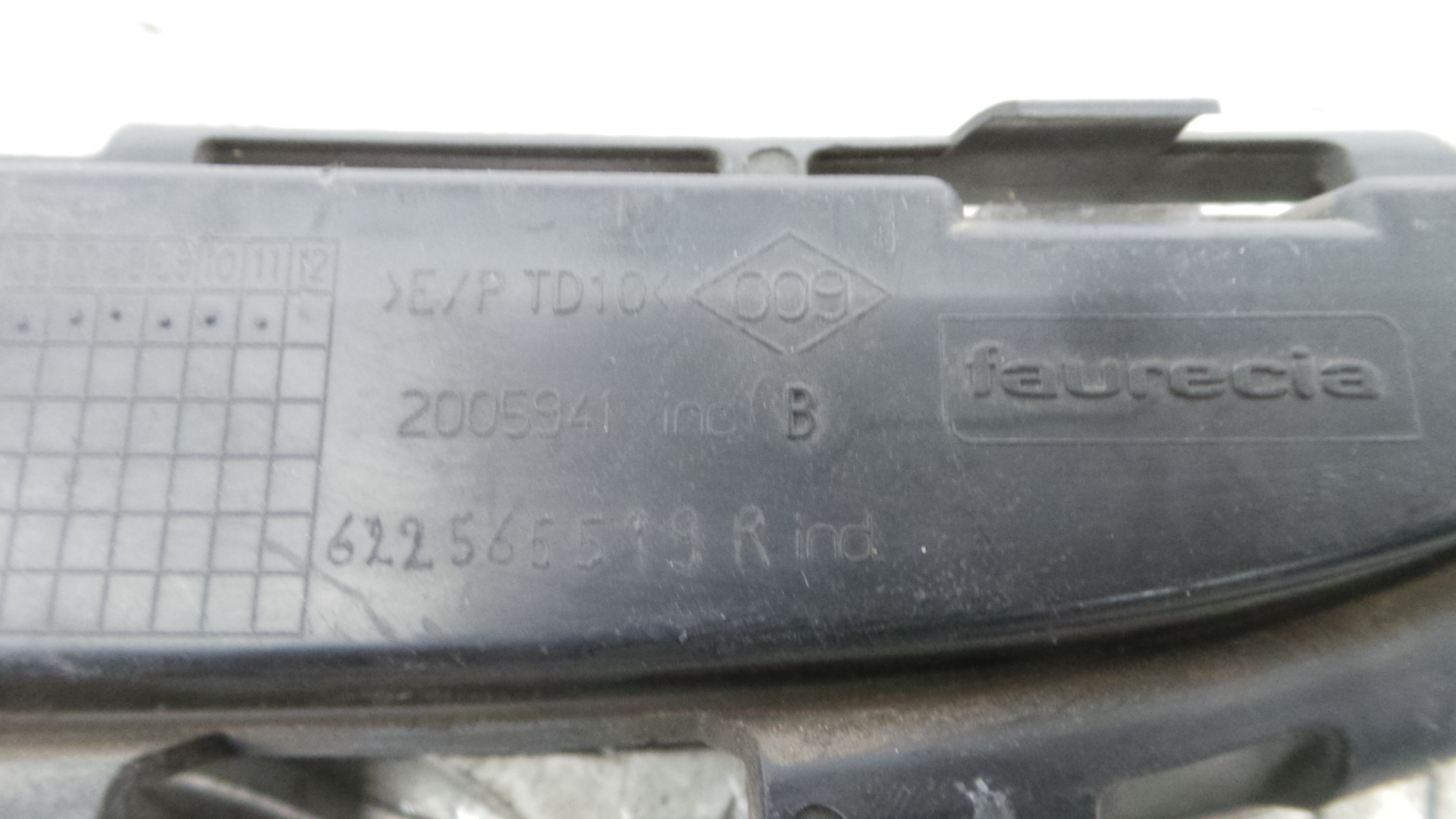 Grelha da Frente 622565519R - RENAULT CLIO III (BR0/1, CR0/1)-38350132