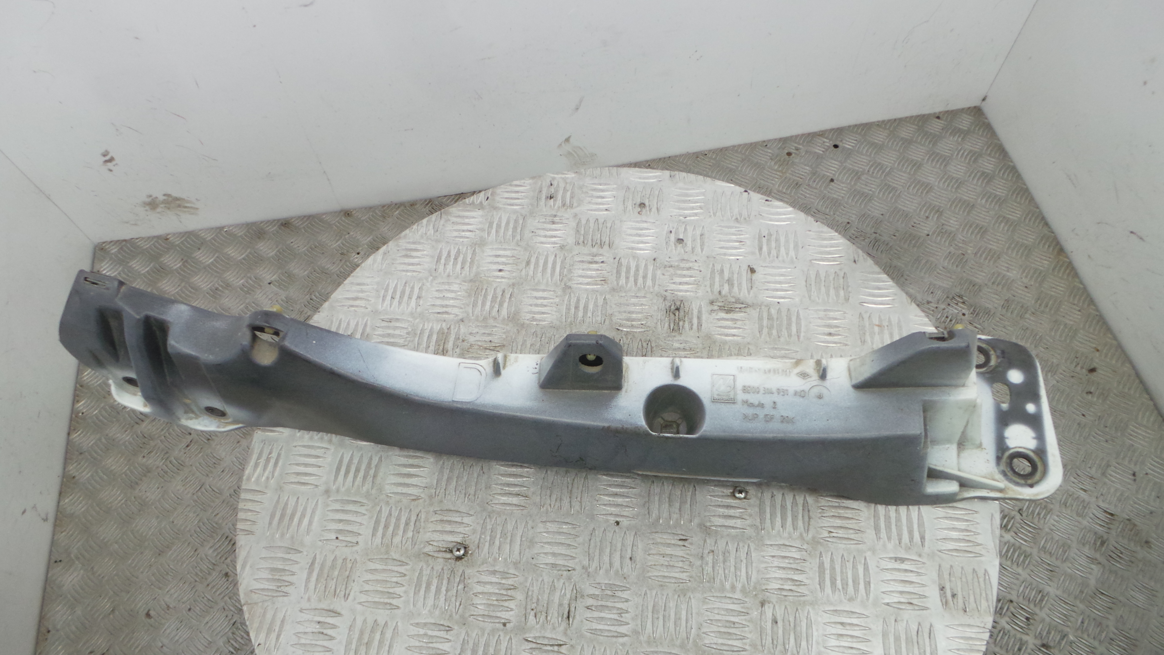 Suporte Guarda Lamas 8200314931 - RENAULT CLIO III (BR0/1, CR0/1)-38350156