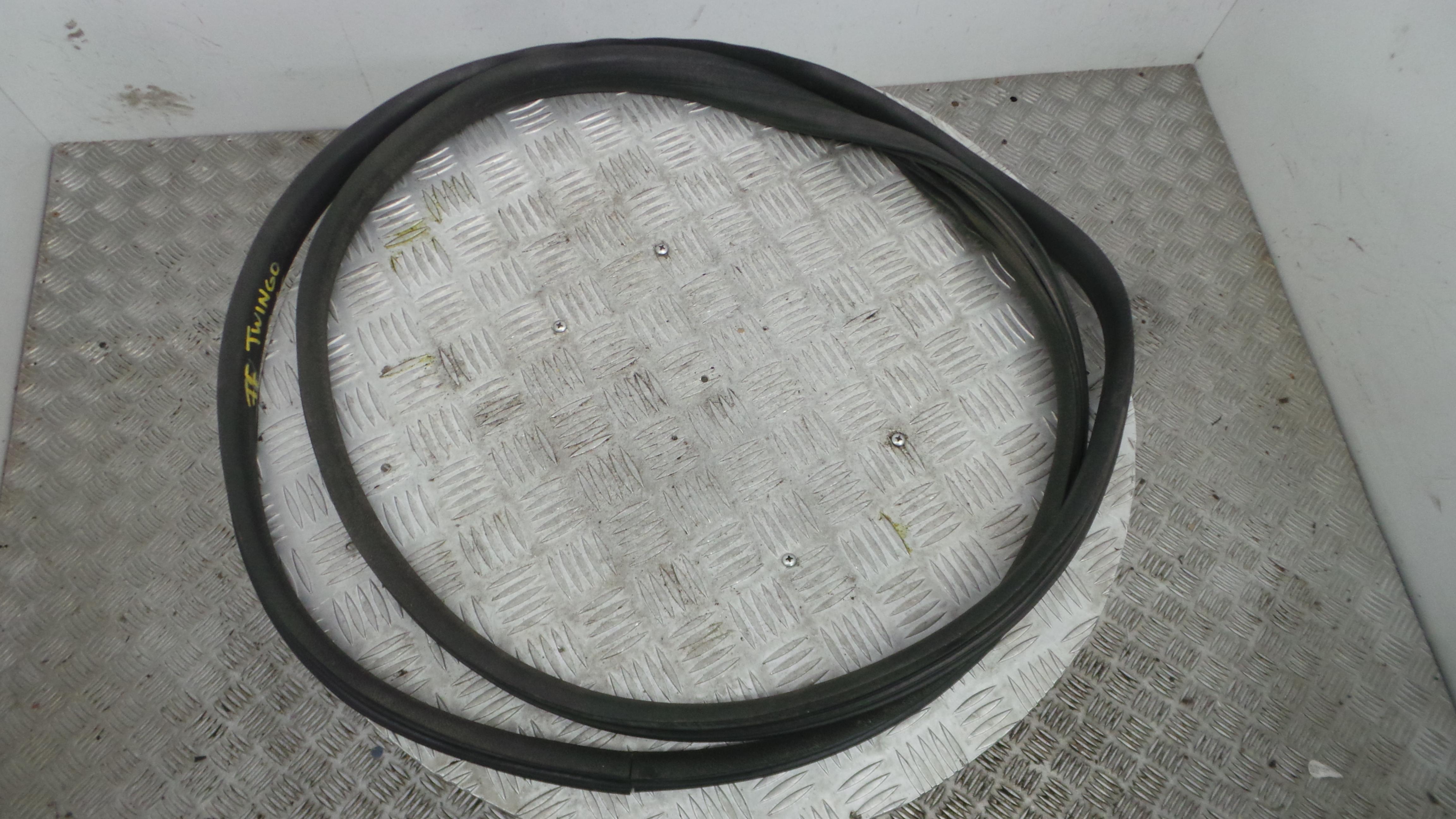 Borracha Porta Frente Esquerda  - RENAULT TWINGO III (BCM_, BCA_)-38370384