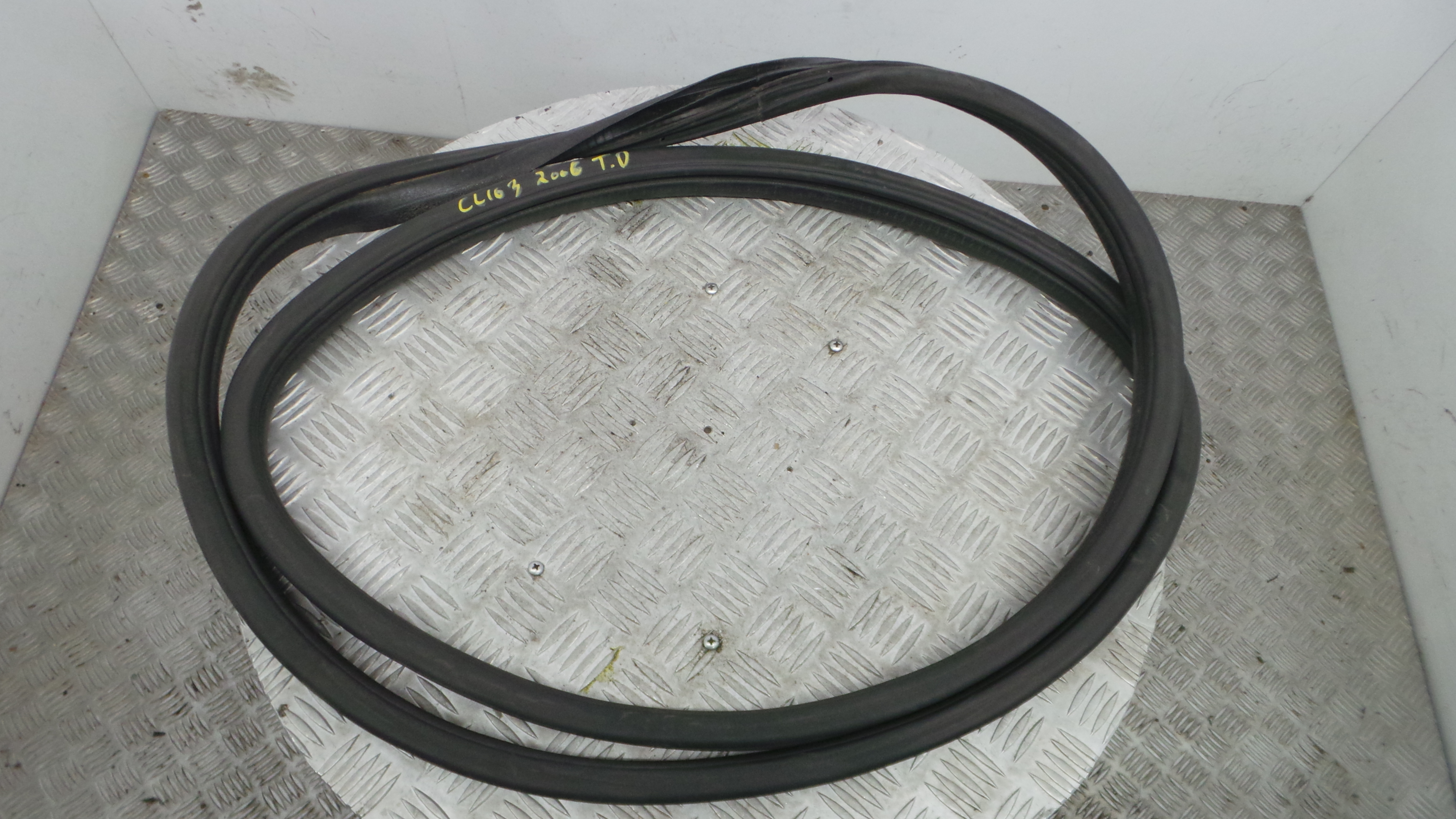 Borracha Porta Tras Direita - RENAULT CLIO III (BR0/1, CR0/1)-38370386 Borracha Porta Tras Direita - RENAULT CLIO III (BR0/1, CR0/1)-38370386