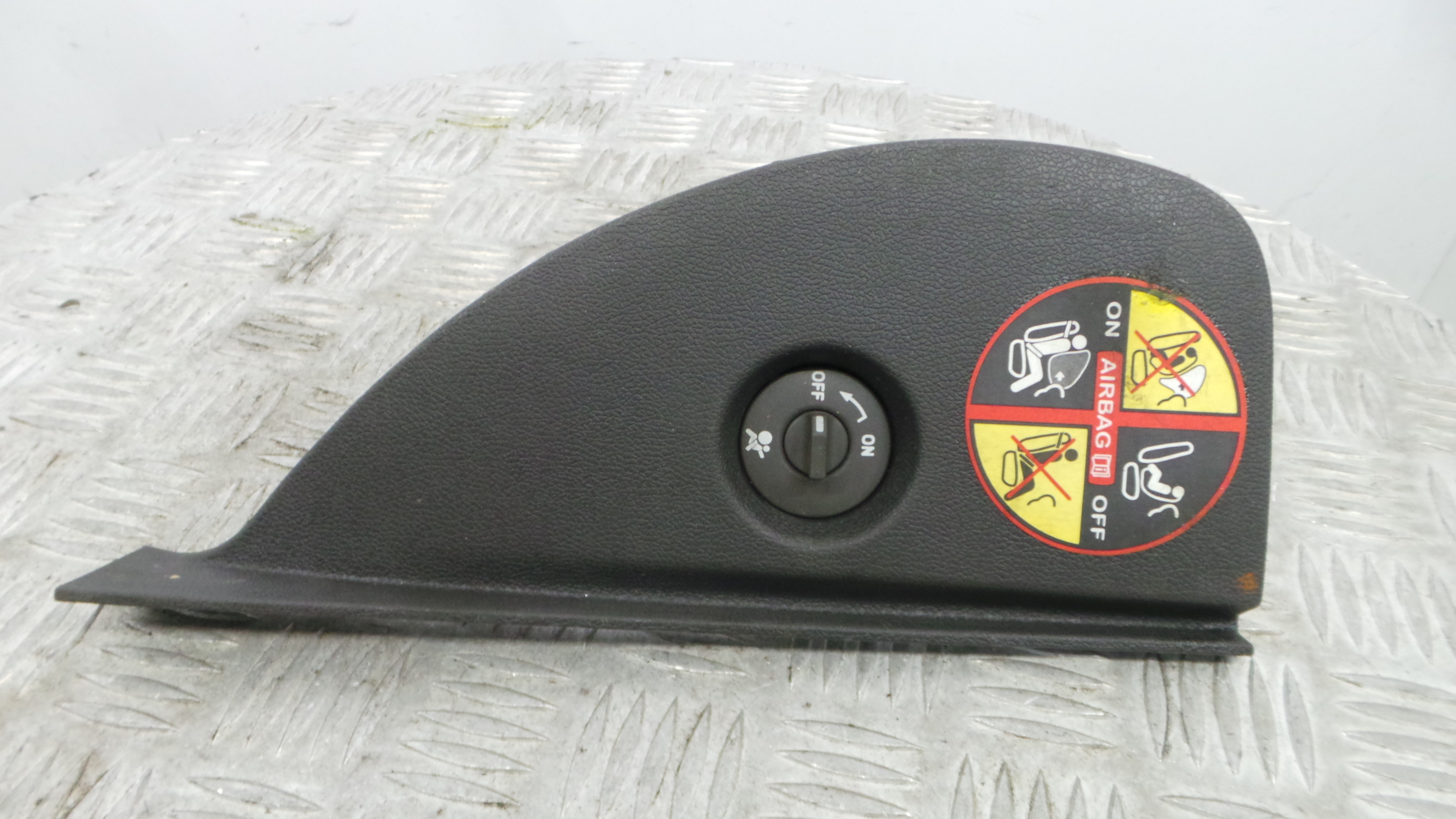 Plastico Interior 8200407591 - RENAULT CLIO III (BR0/1, CR0/1)-38370537