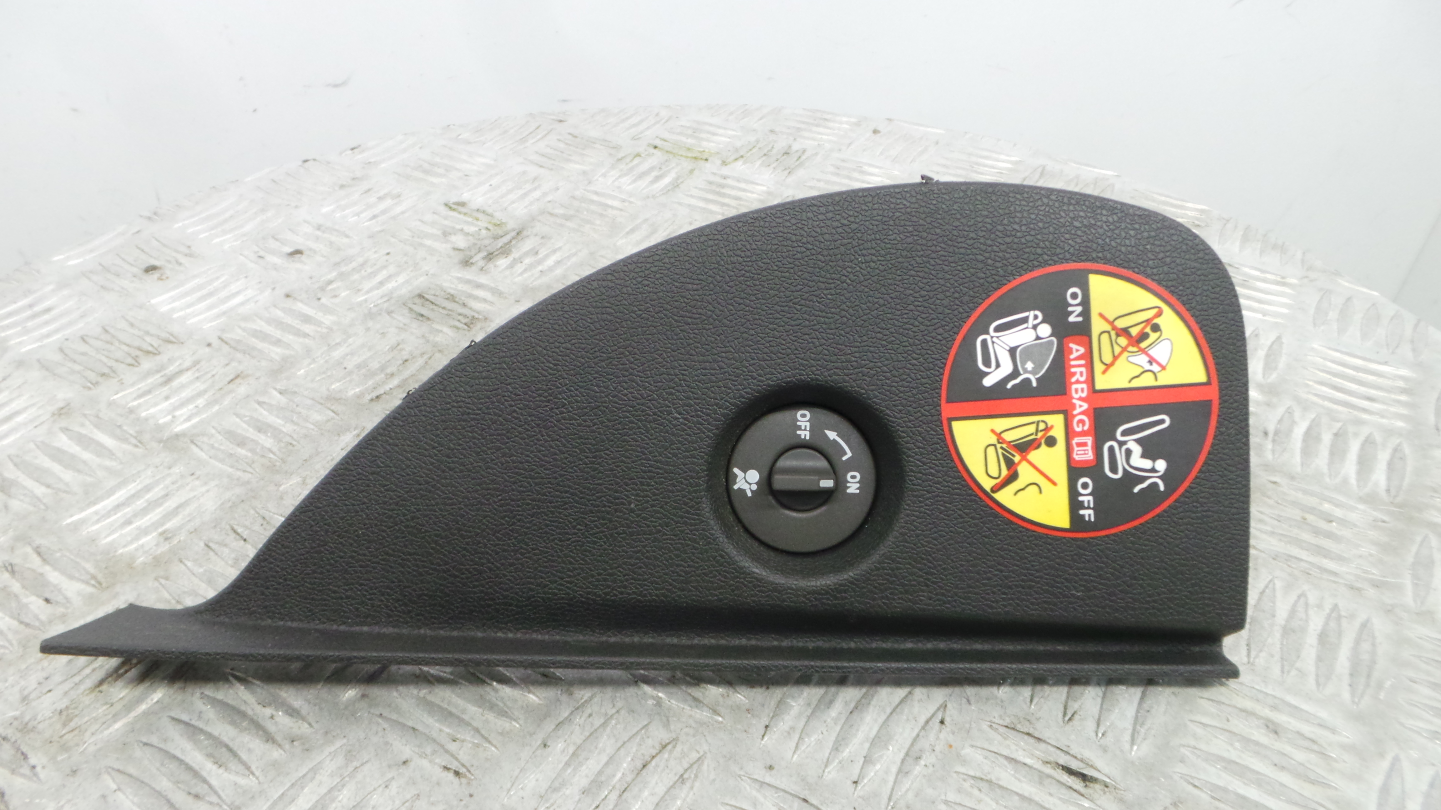 Plastico Interior 8200407591 - RENAULT CLIO III (BR0/1, CR0/1)-38370551