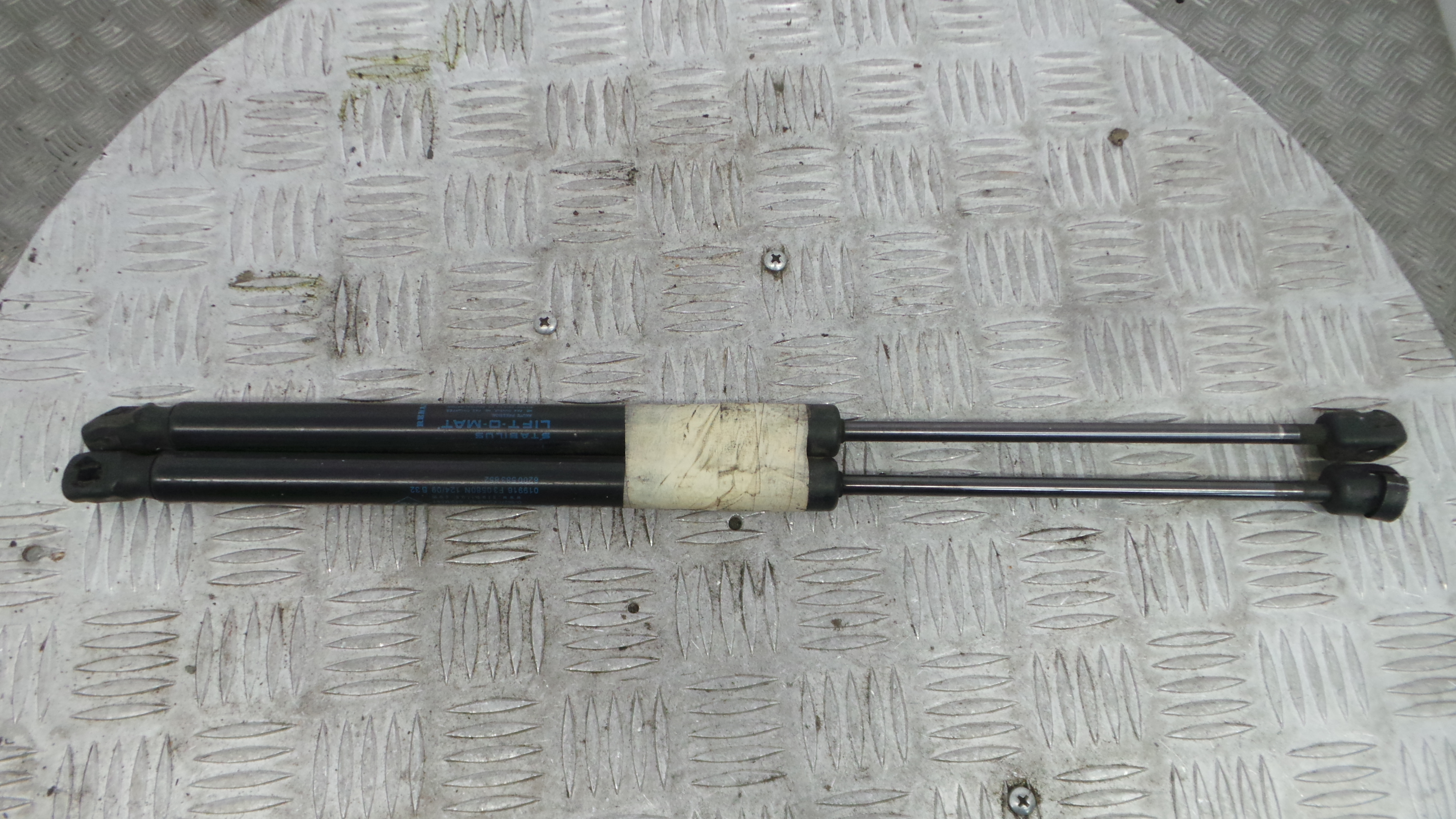 Amortecedor da Mala 8200583852 - RENAULT CLIO III Grandtour (KR0/1_), CLIO III Sportour (KR0/1_)-38370839