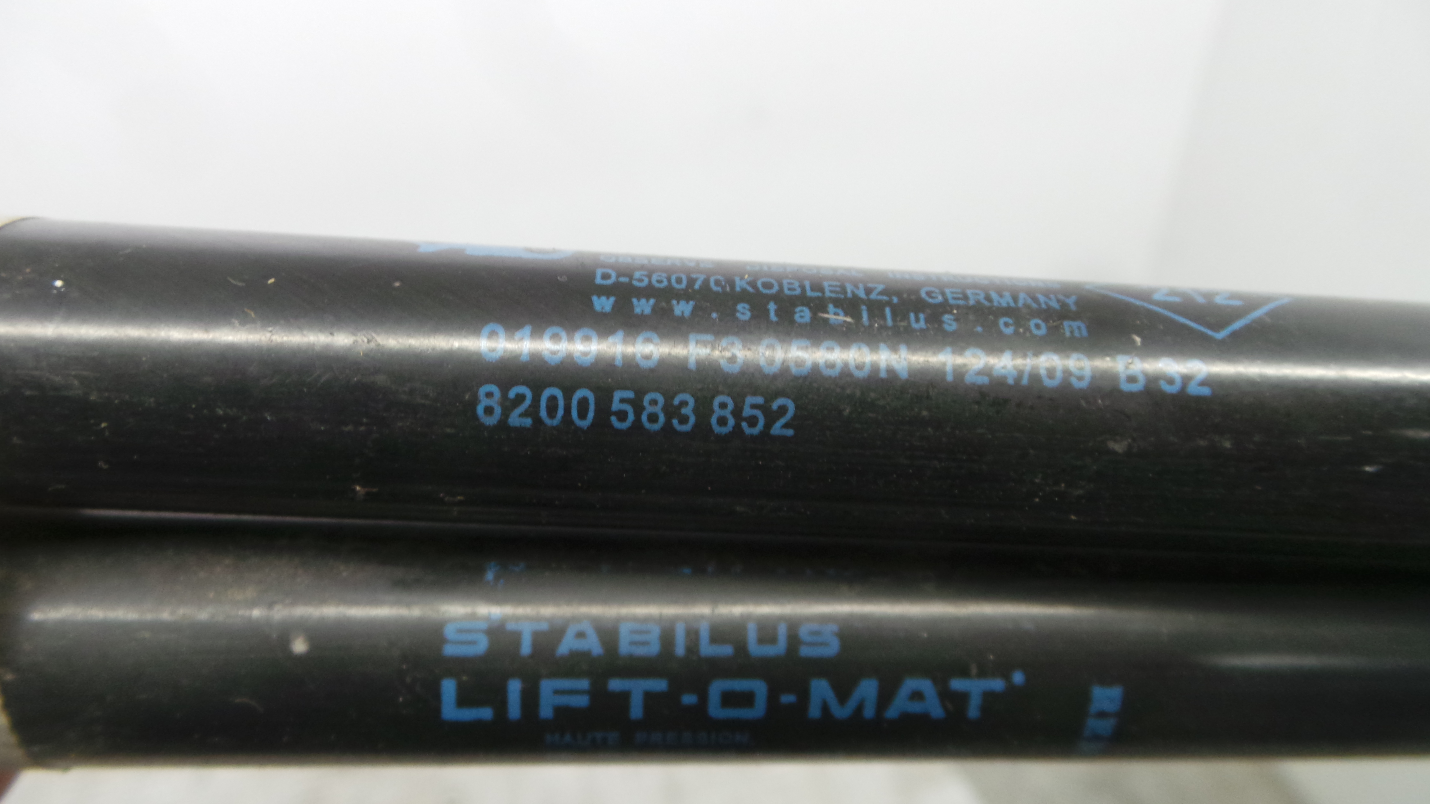 Amortecedor da Mala 8200583852 - RENAULT CLIO III Grandtour (KR0/1_), CLIO III Sportour (KR0/1_)-38370839